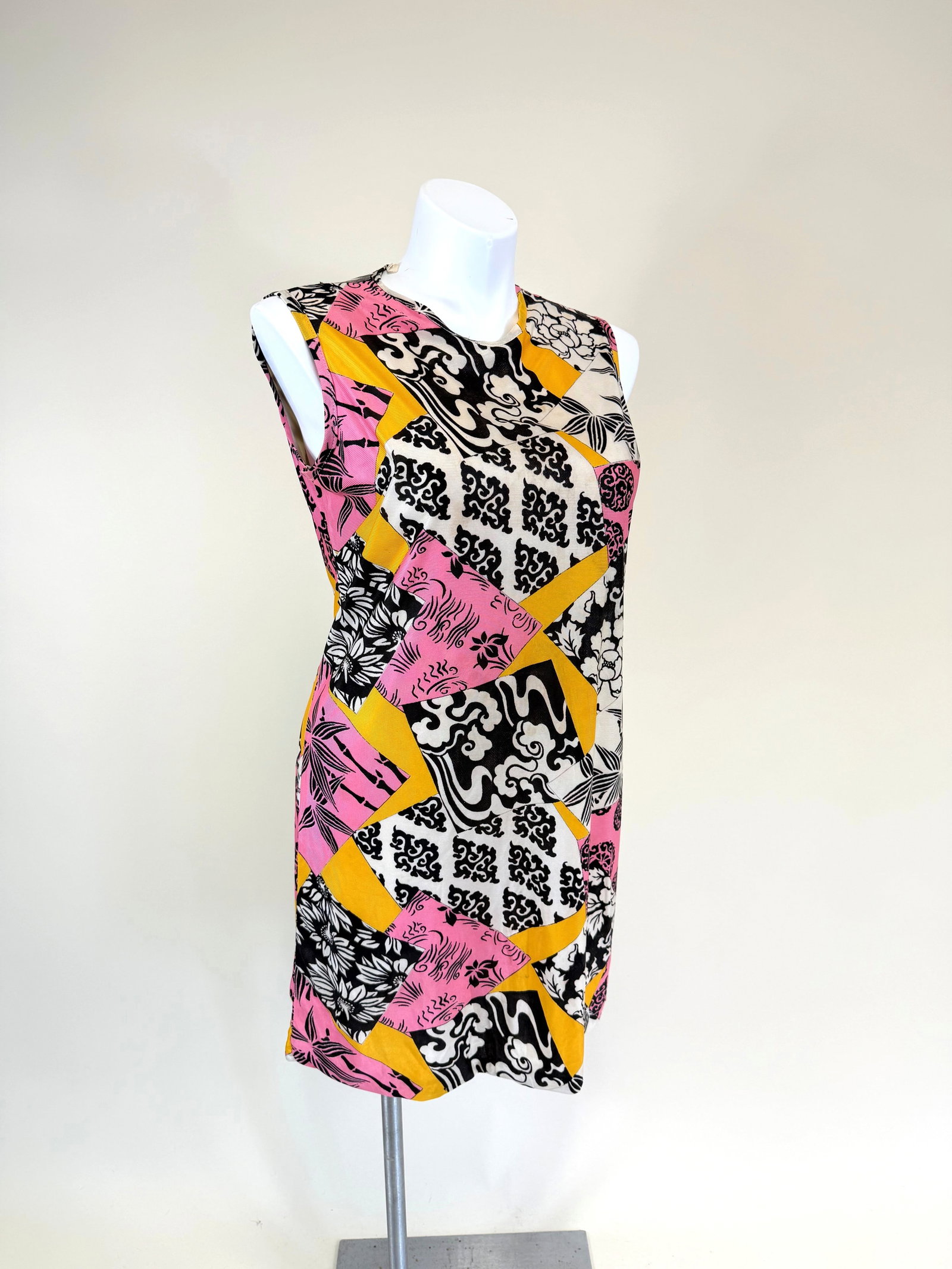 VINTAGE 1960s PRINTED MINIDRESS (1 of 8)