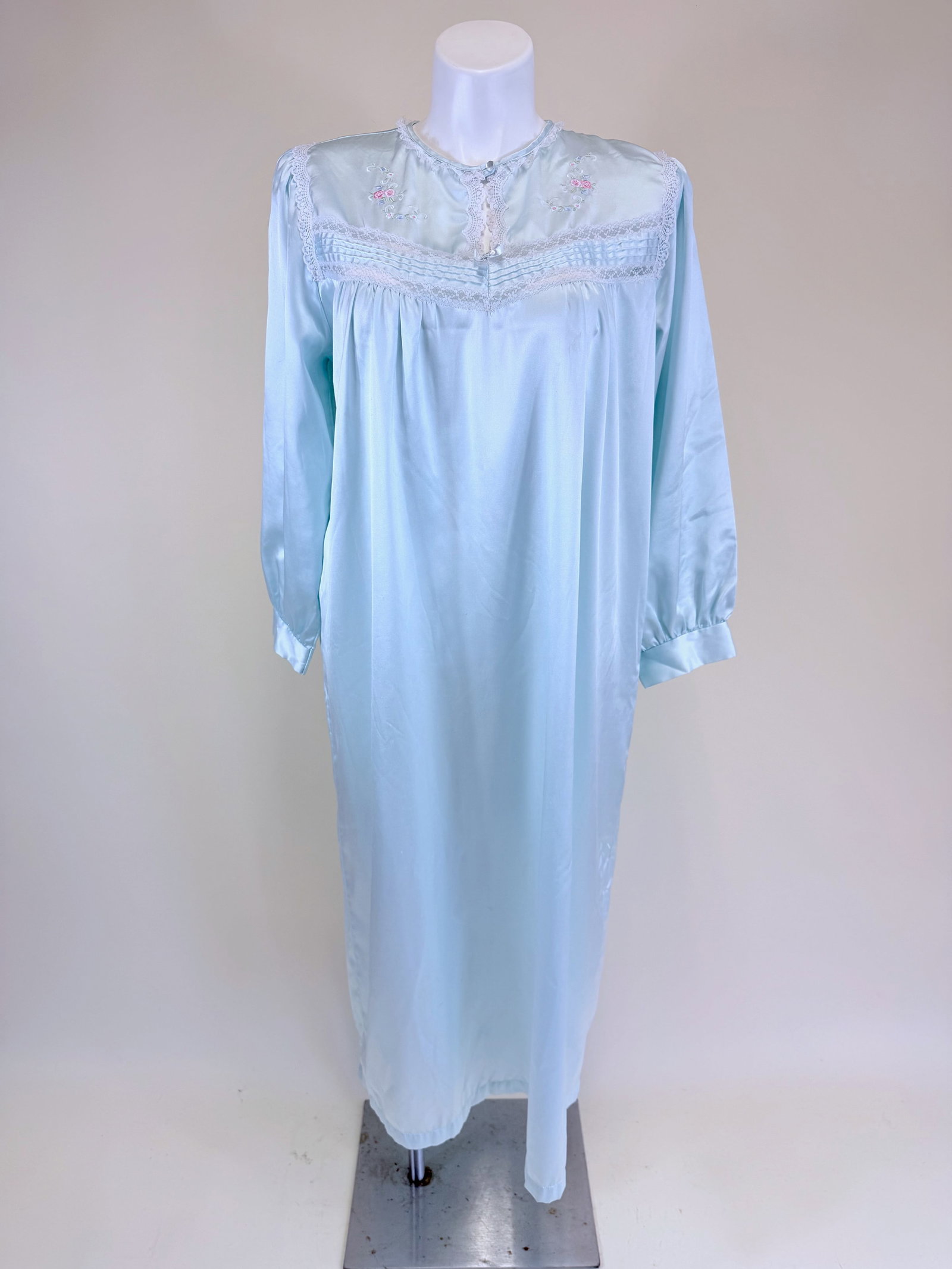 VINTAGE EMBROIDERED NIGHTGOWN (1 of 6)