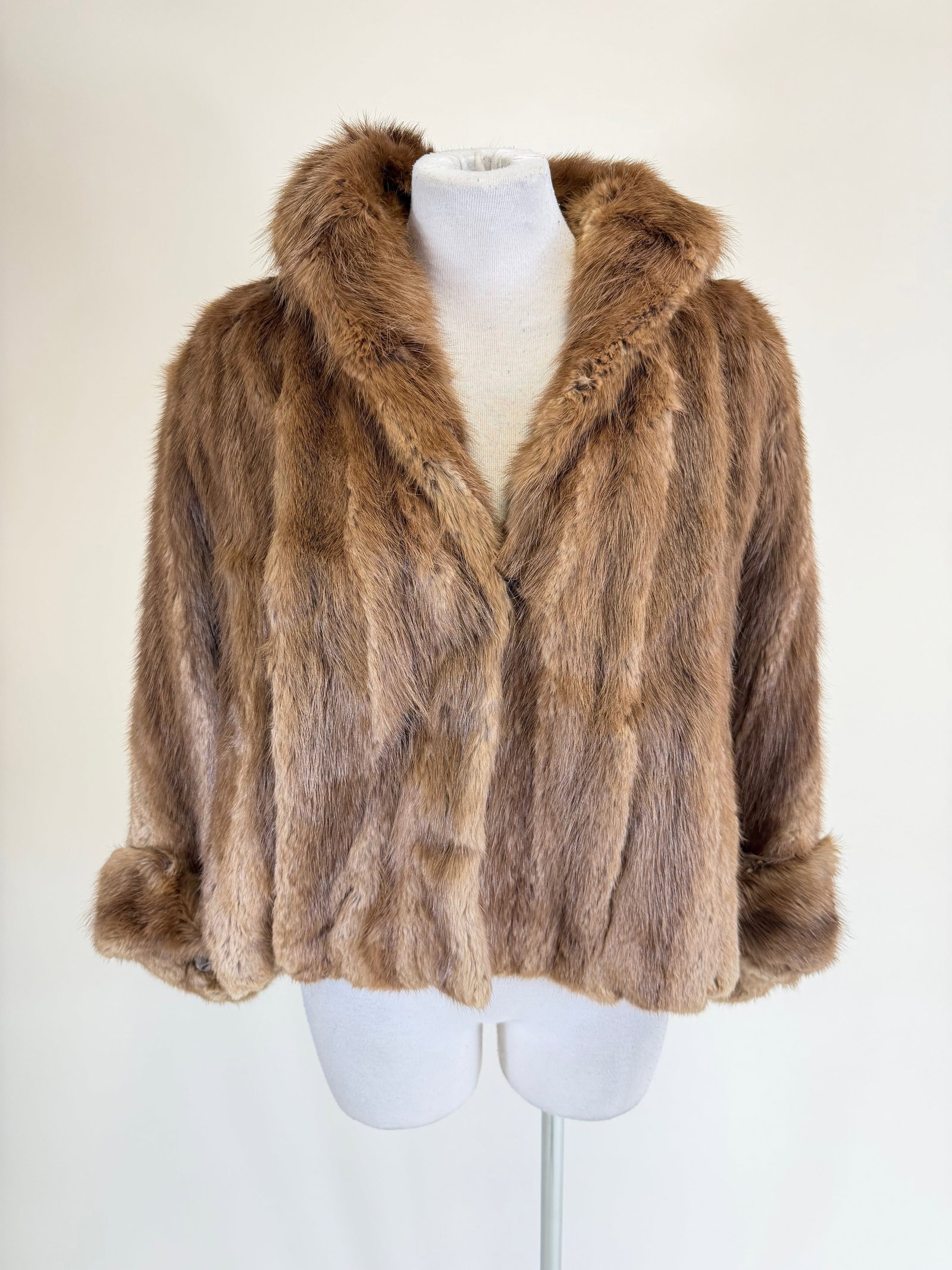 VINTAGE 1940s/50s MINK DOLMAN CAPE (1 of 7)