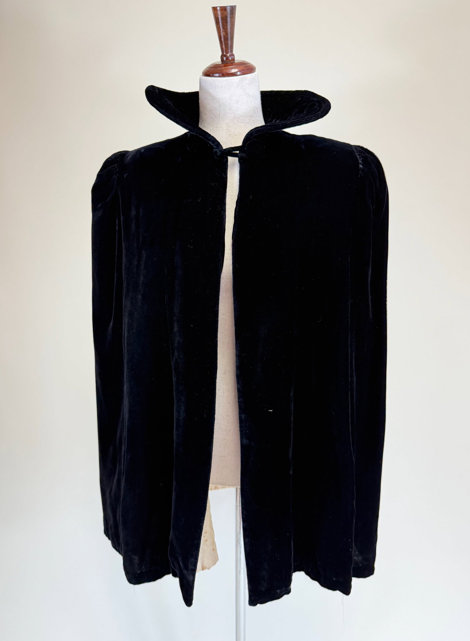 VINTAGE 1940s PANNE SILK VELVET EVENING CAPE (1 of 10)
