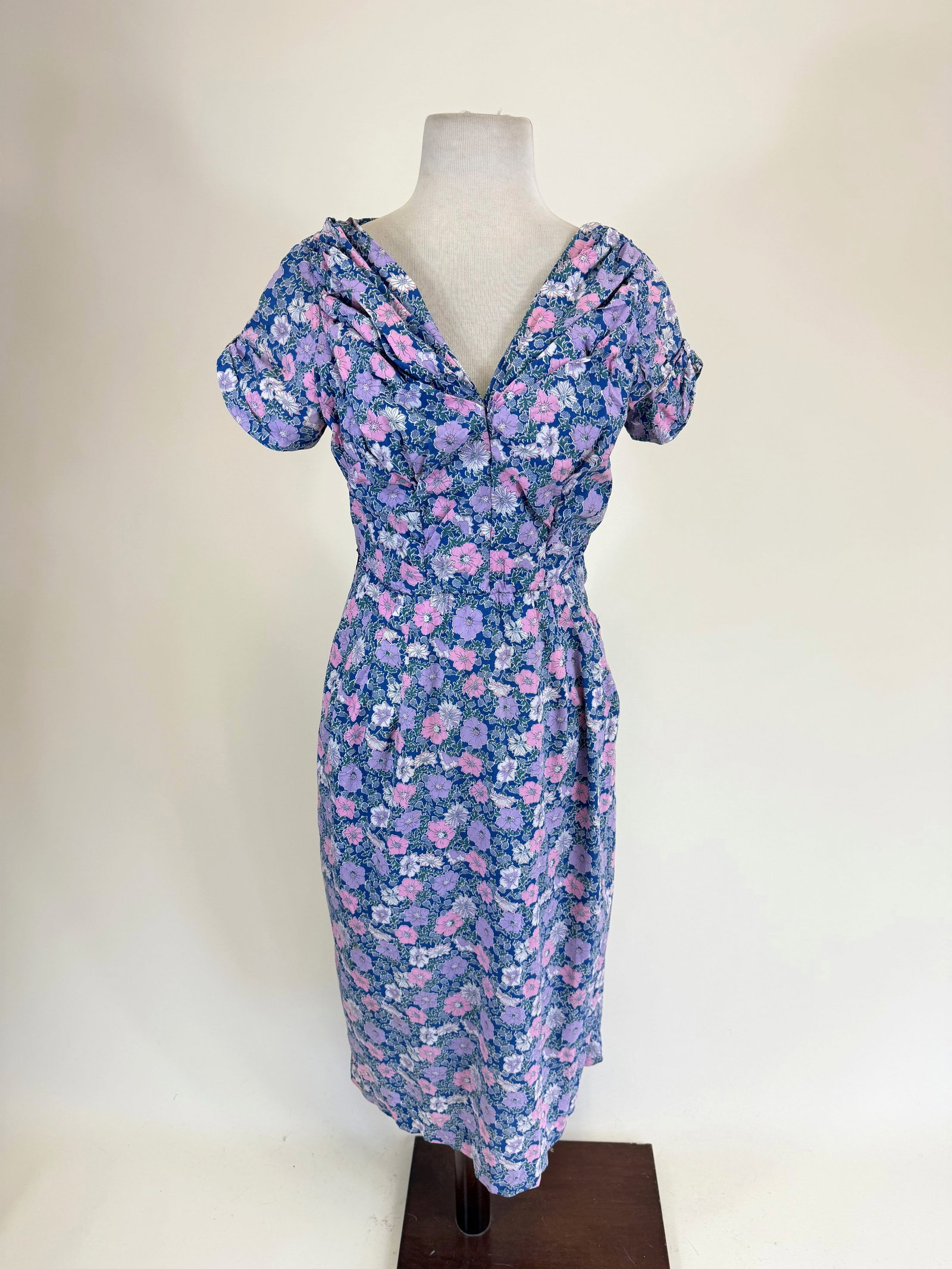 VINTAGE 1950s FLORAL PRINTED SUMMER DRESS: B 35", W 28", 2" tear at sleeve, see photos