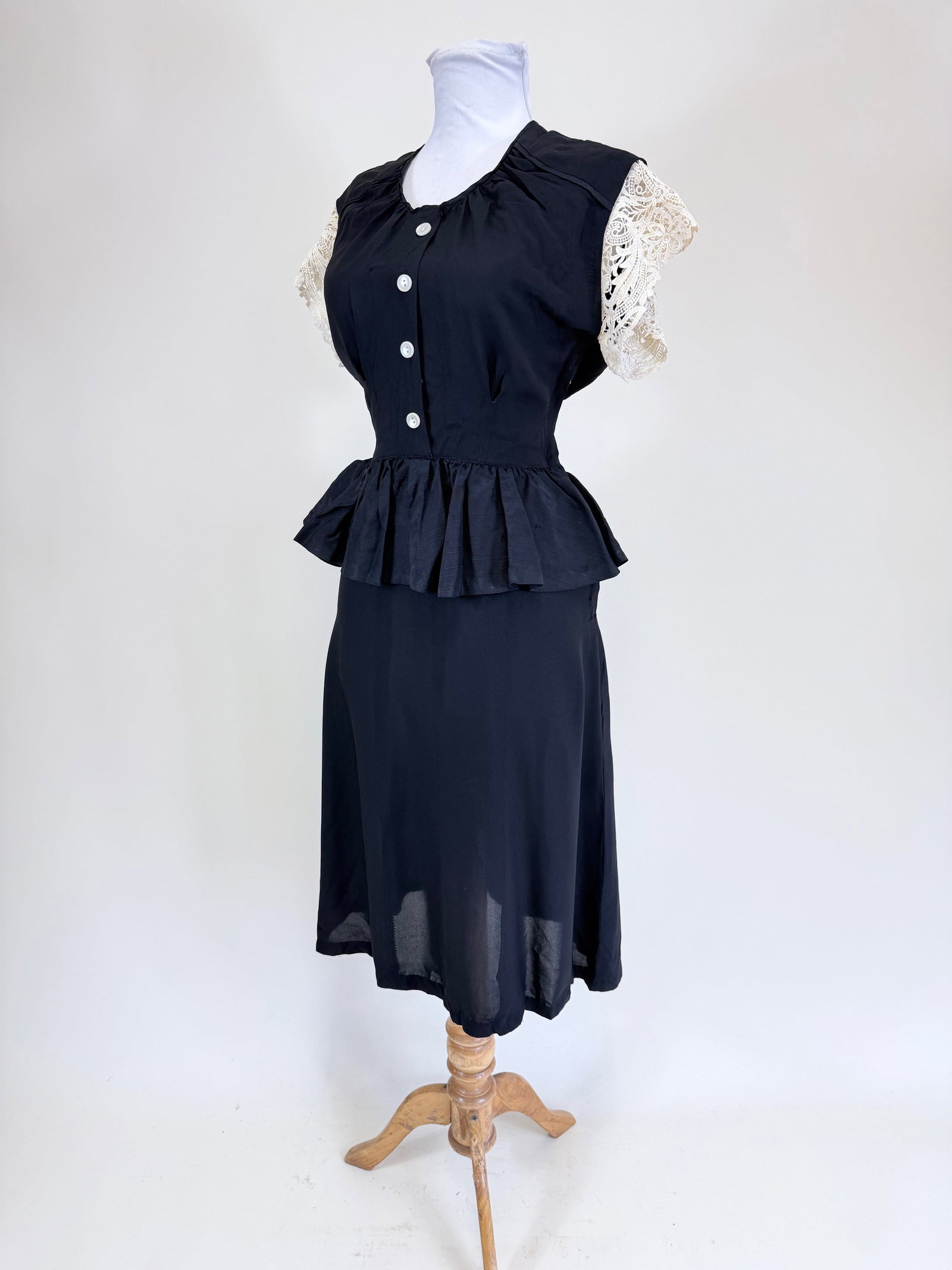 VINTAGE LATE 1940s COCKTAIL DRESS: B 34", W 24", good condition