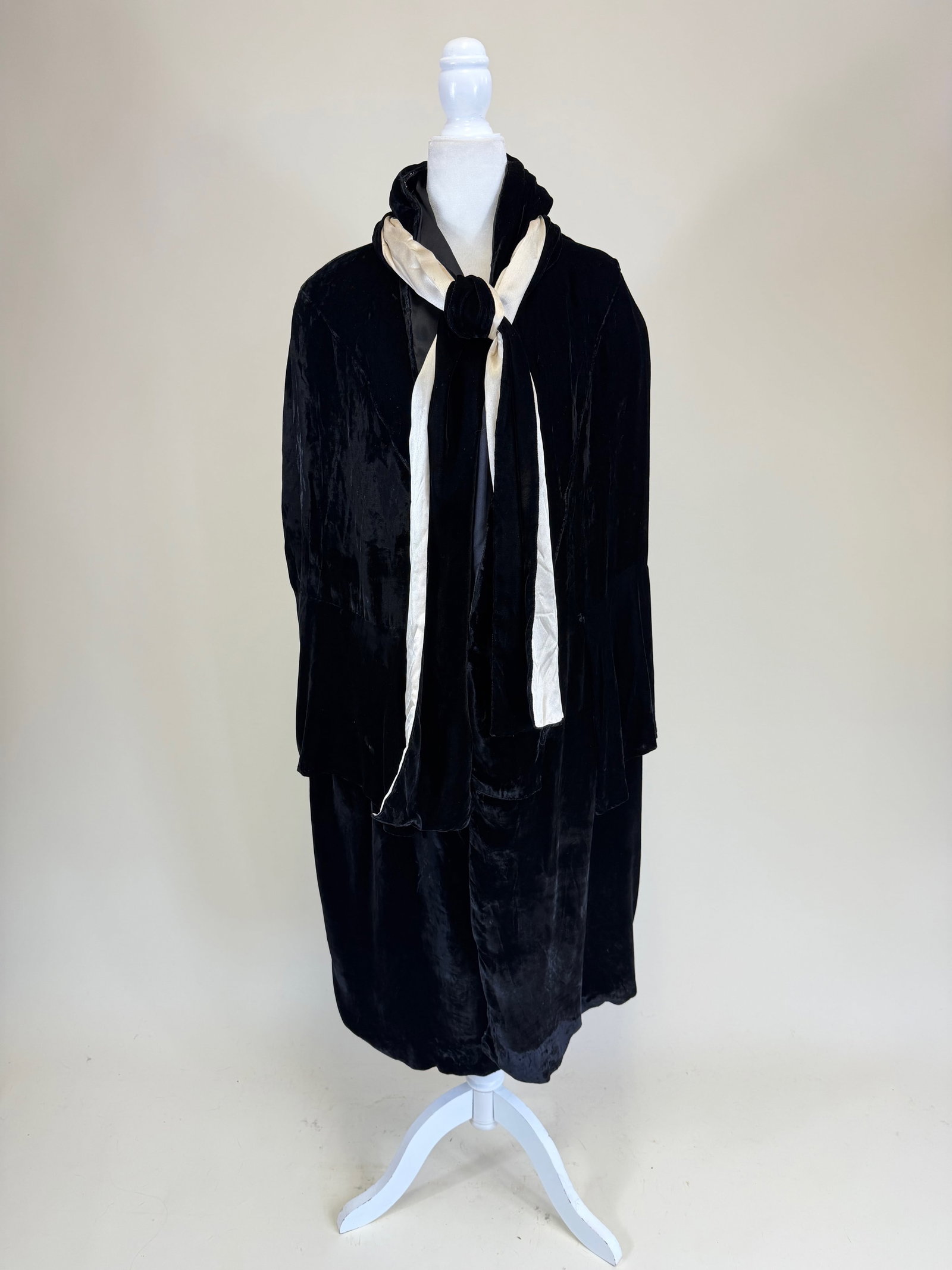 GORGEOUS VINTAGE 1920s/30s PANNE SILK VELVET EVENING CAPE (1 of 8)