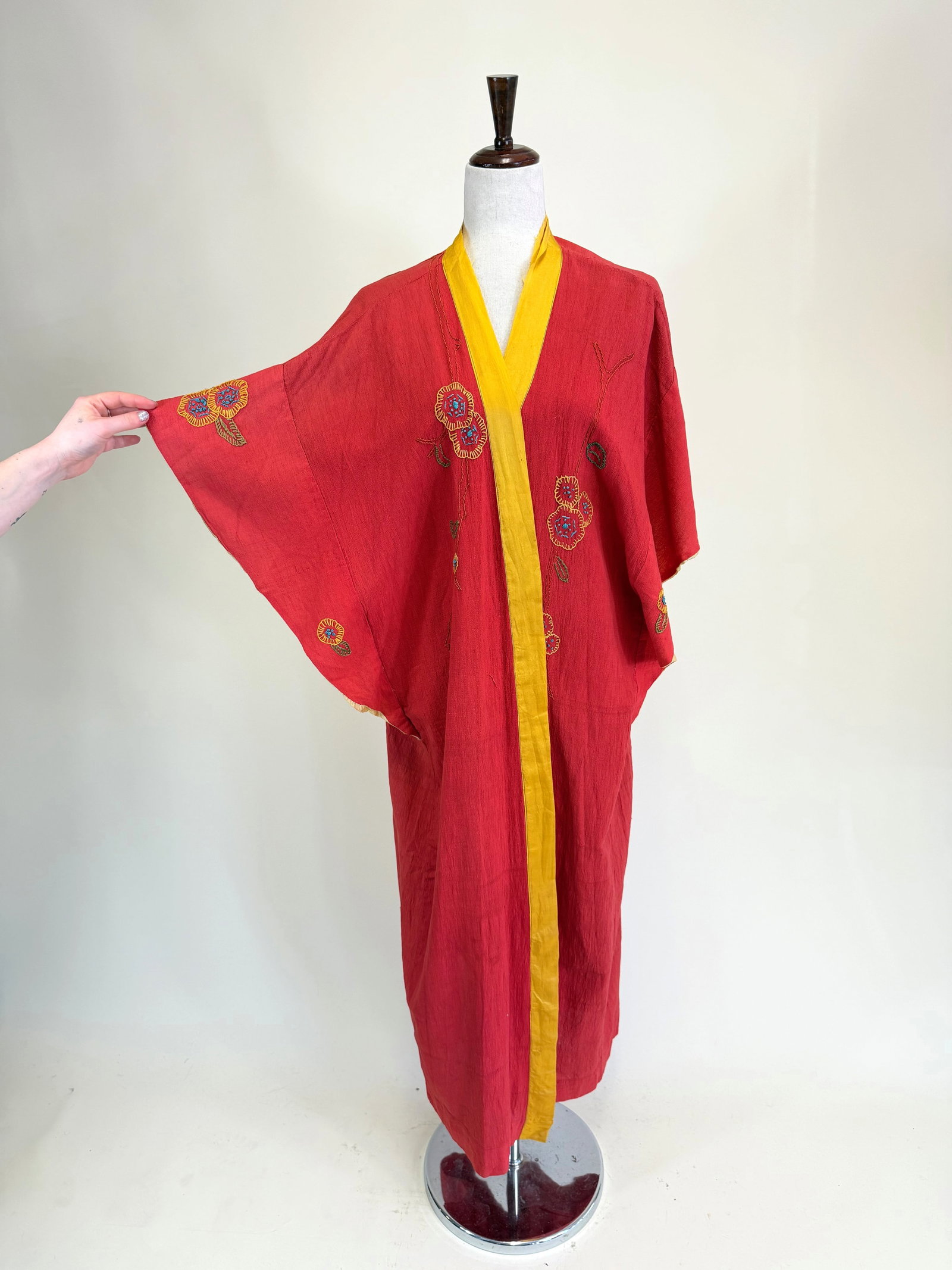 VINTAGE 1940s HAND EMBROIDERED COTTON CREPE ROBE: L 52", see photos
