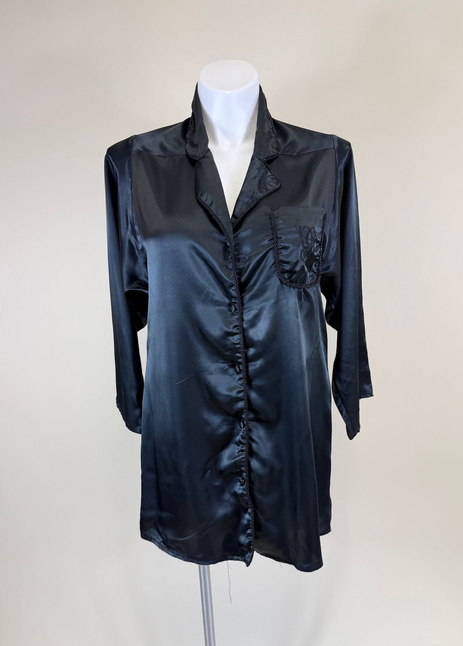 VINTAGE VALENTINO LADIES SATIN ROBE: B/W 32", good condition