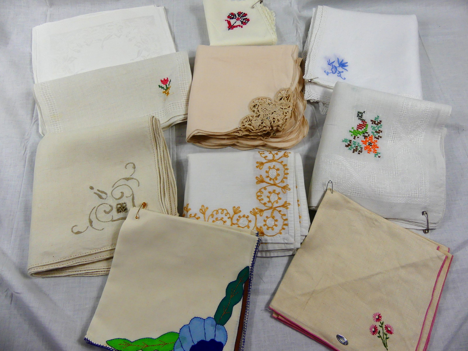 COLLECTION OF VINTAGE EMBROIDERED & APPLIQUE HOUSEHOLD TEXTILES (1 of 10)
