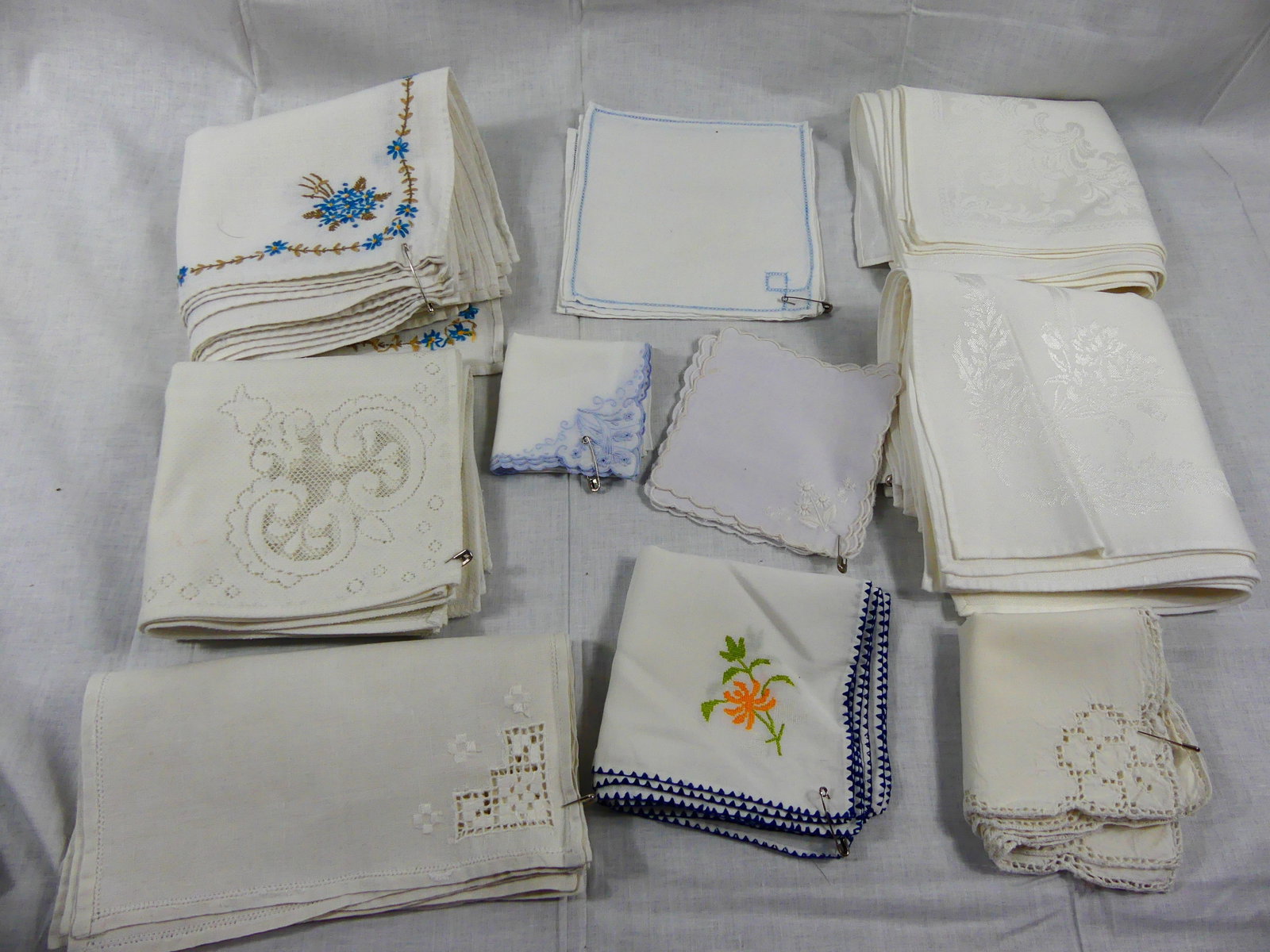 COLLECTION OF VINTAGE DAMASK & EMBROIDERED HOUSEHOLD LINENS (1 of 11)