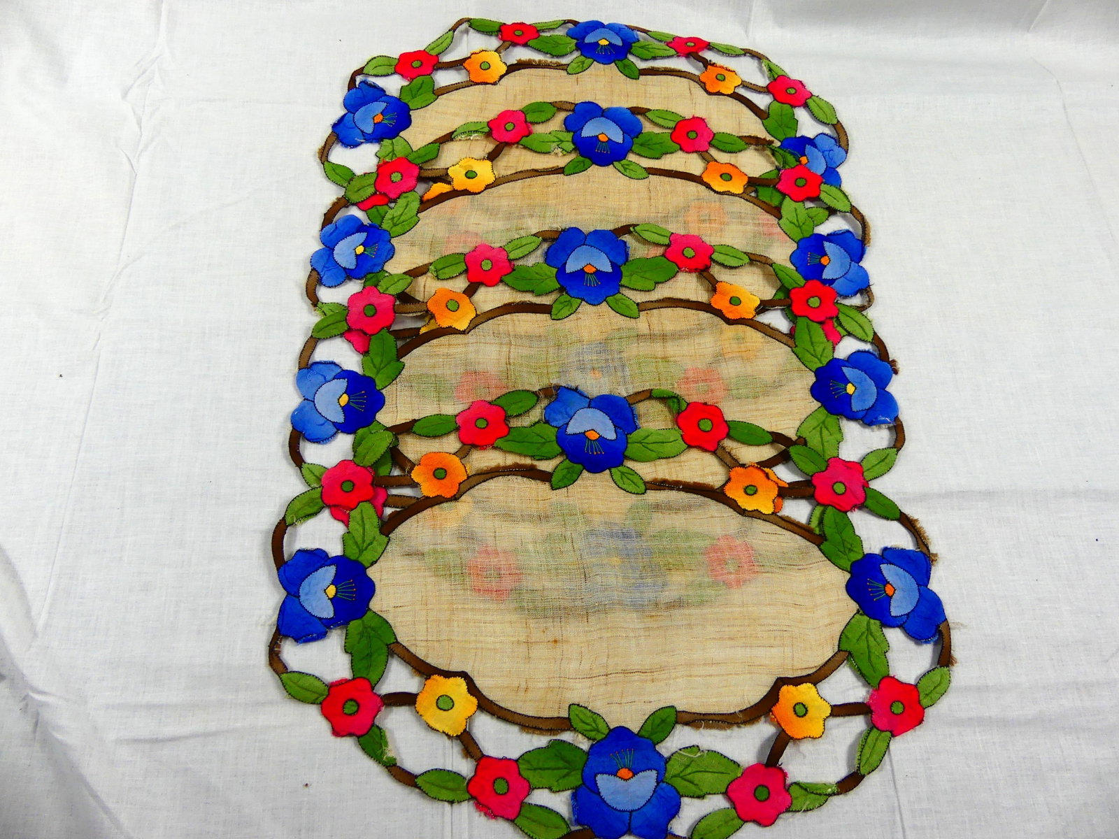 SET OF FOUR VINTAGE LINEN & APPLIQUE PLACEMATS (1 of 5)