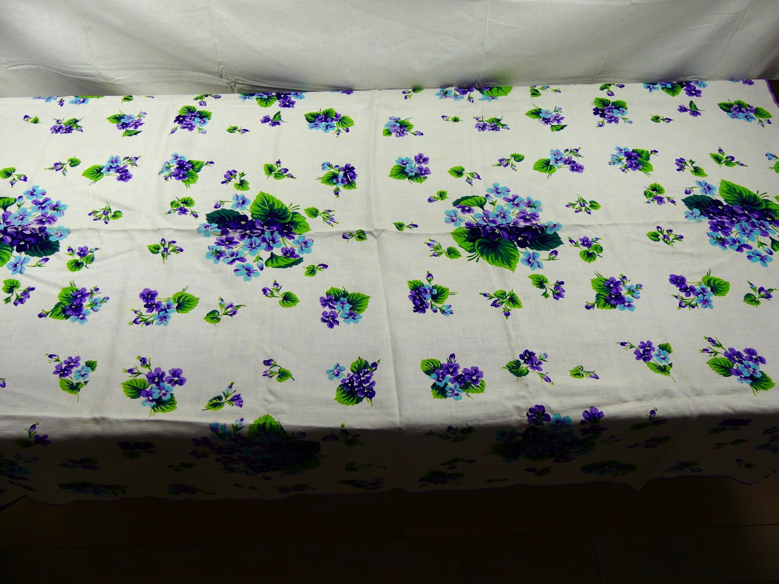 VINTAGE PANSY PRINTED LINEN TABLE COVERING (1 of 6)