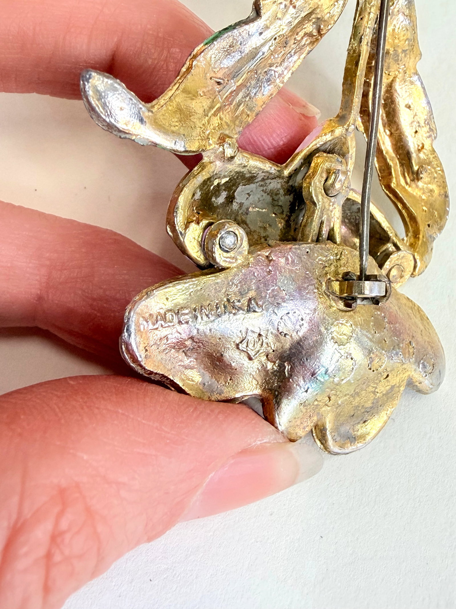 TWO VINTAGE BROOCHES - 7