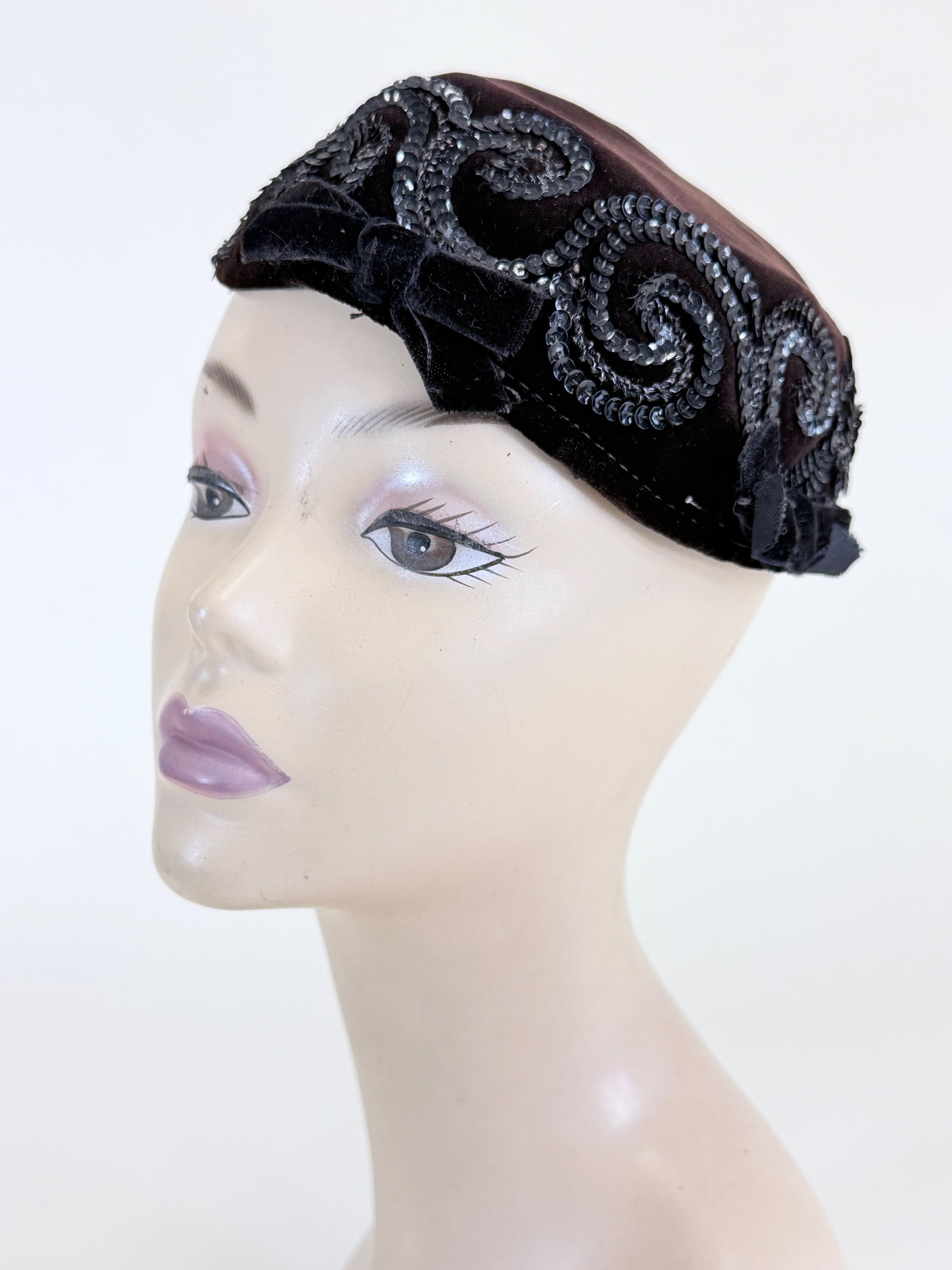 VINTAGE 1950s SEQUINED VELVET PILLBOX HAT: Light wear esp. to ribbons, see photos