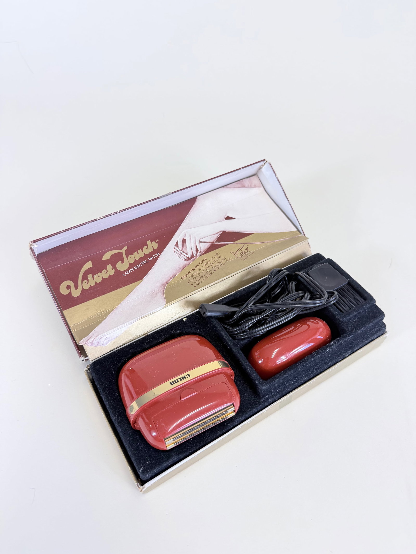 VINTAGE 1960s LADIES ELECTRIC RAZOR (1 of 7)