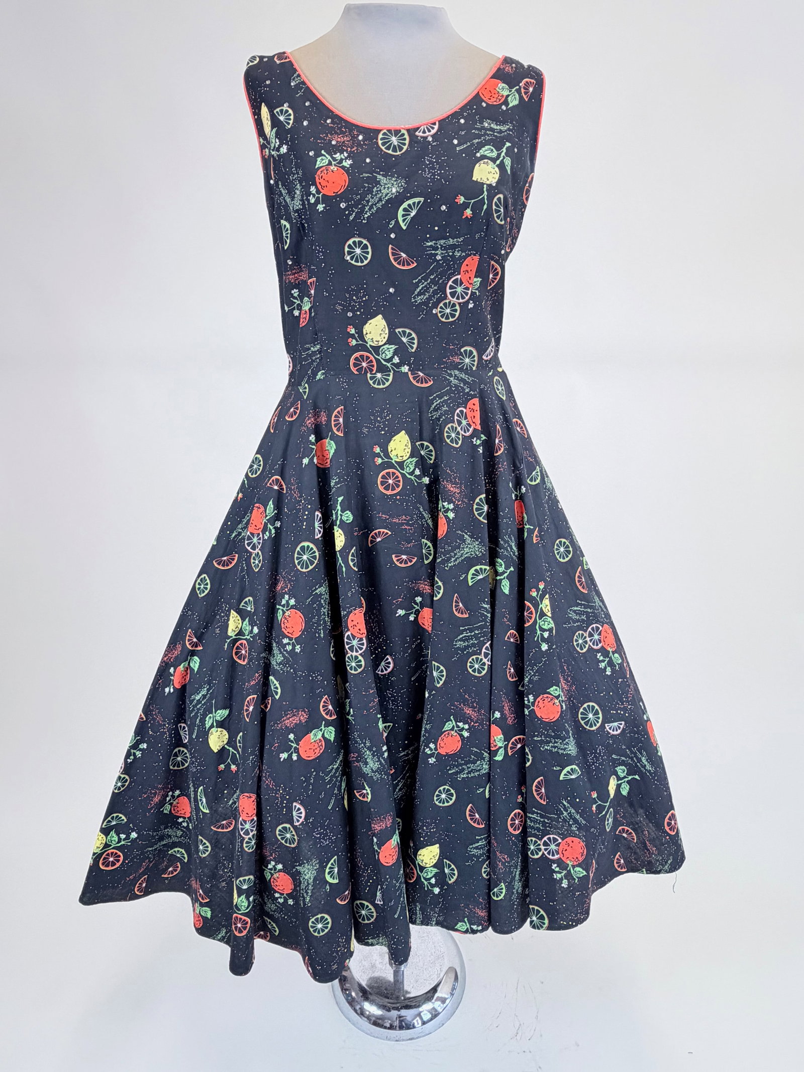 VINTAGE LATE 1950s/60s HOUSEDRESS: B 36", W 28", discoloration to underarms, tear along zipper, see photos