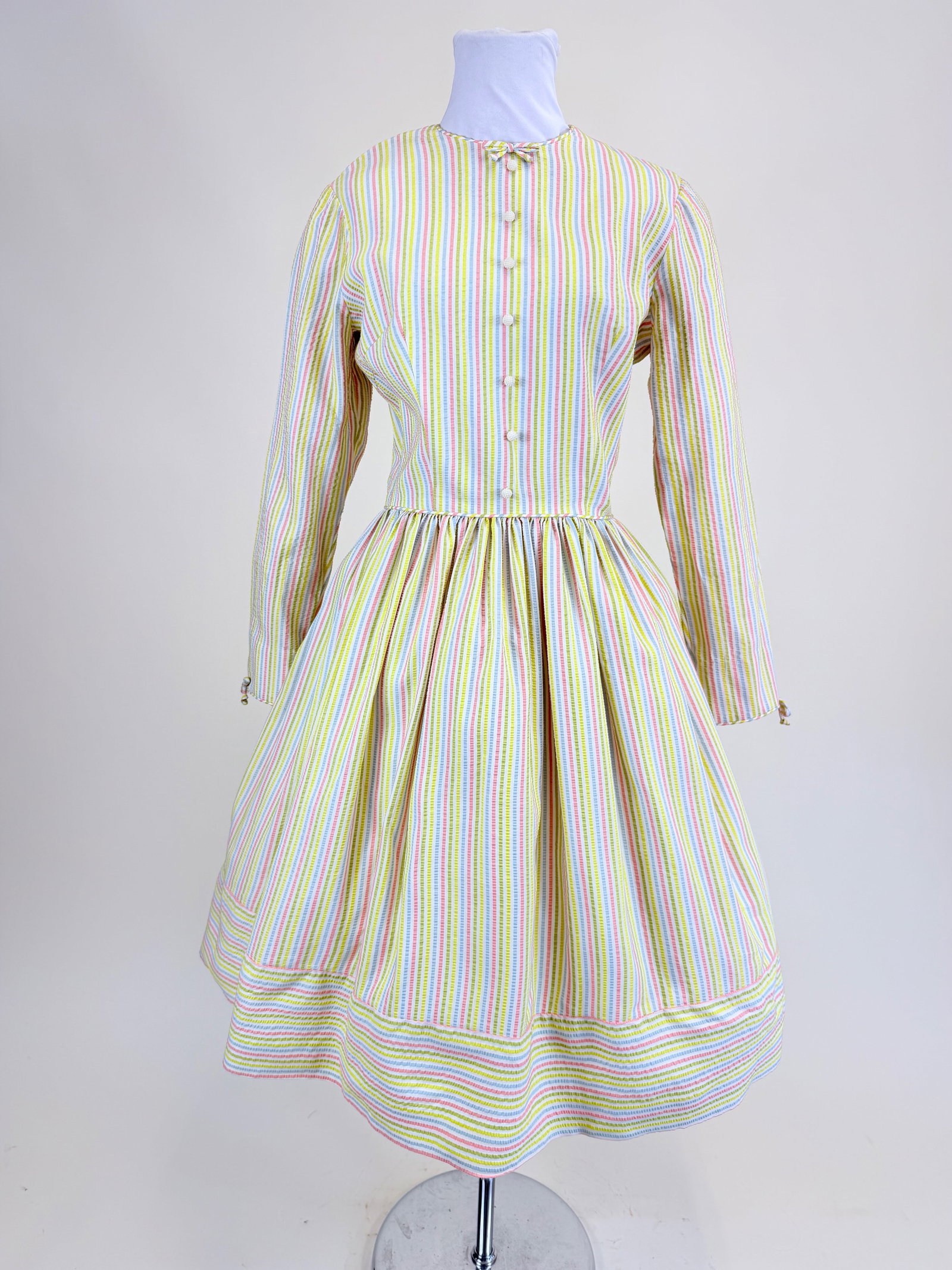 VINTAGE 1960s SEERSUCKER DAY DRESS: B 39", W 27", good condition