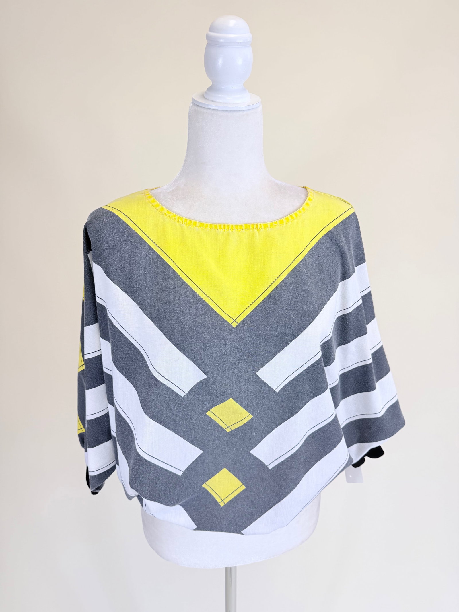 VINTAGE 1980s PRINTED COTTON BATWING TOP: W up to 40", good condition