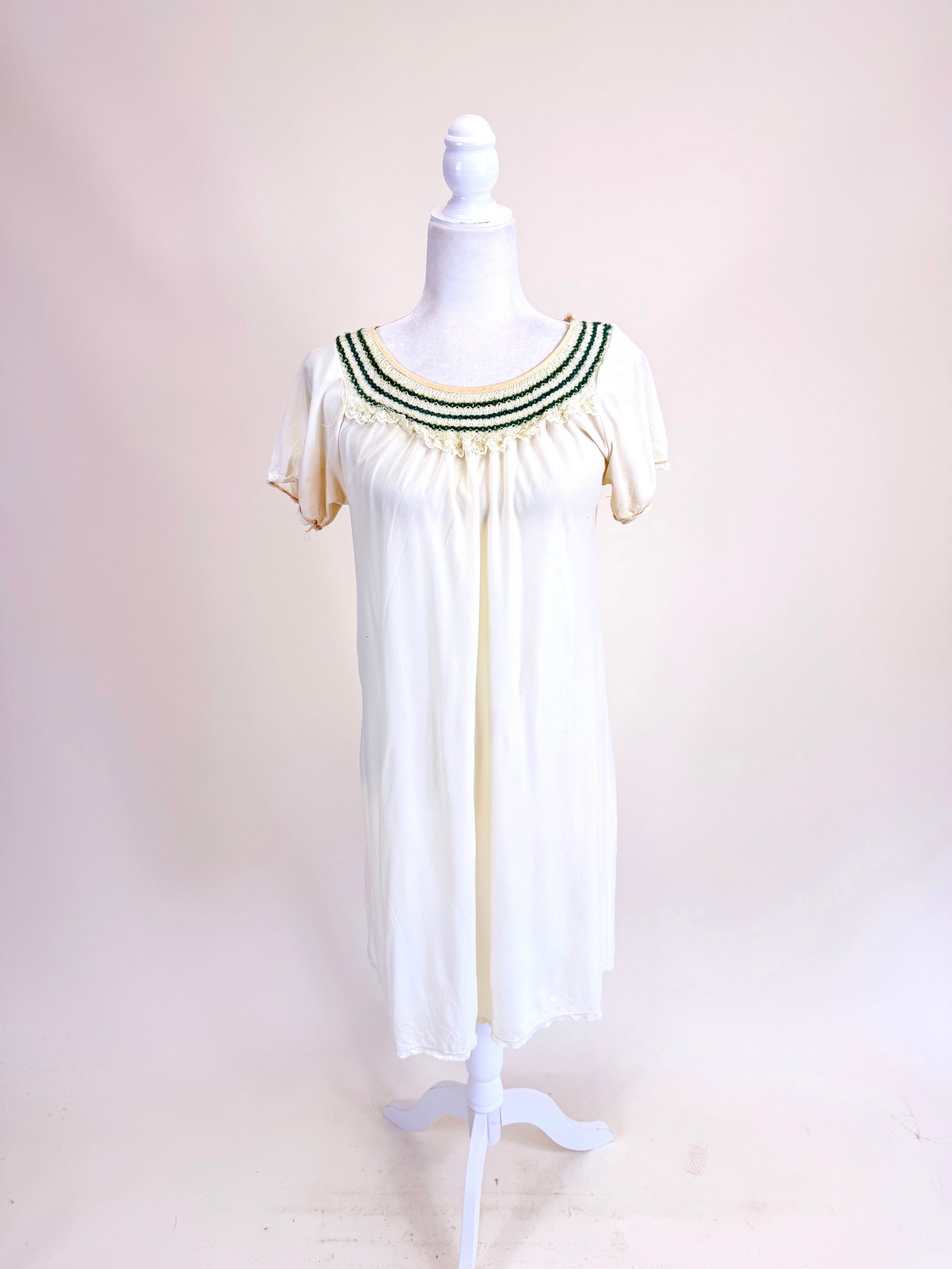 VINTAGE GIRL'S NIGHT DRESS (1 of 5)