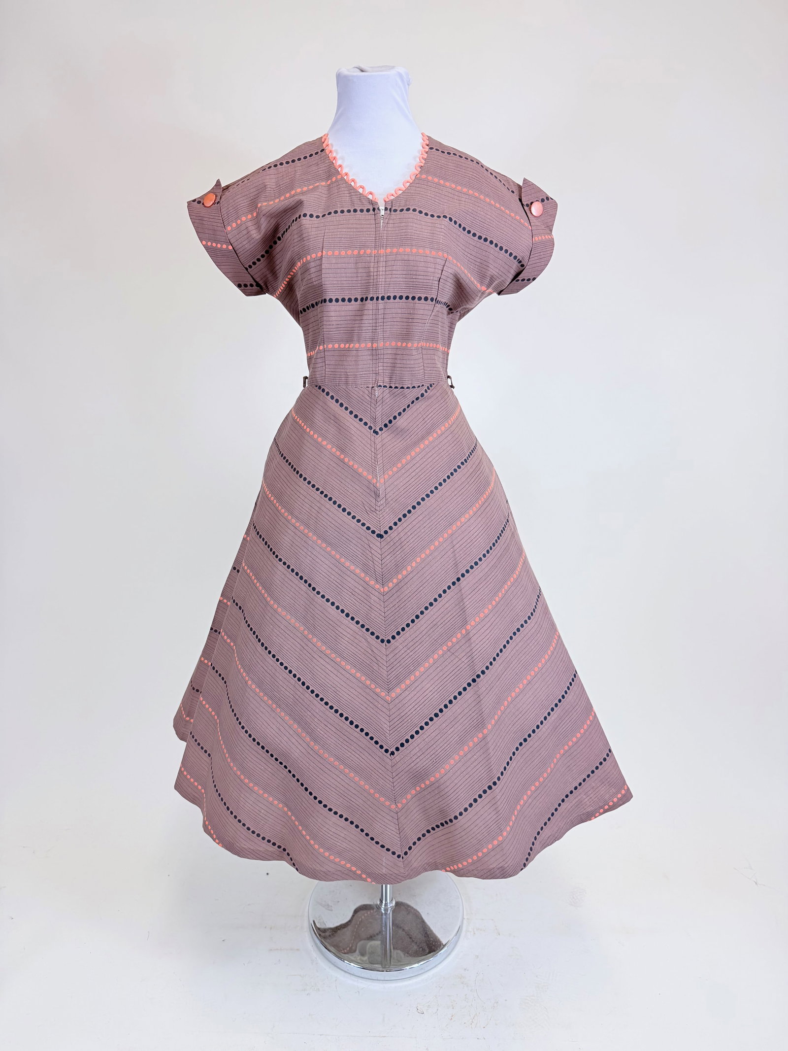 VINTAGE 1950s RESIST DYED & PRINTED COTTON HOUSEDRESS: B 40", W 30", good condition