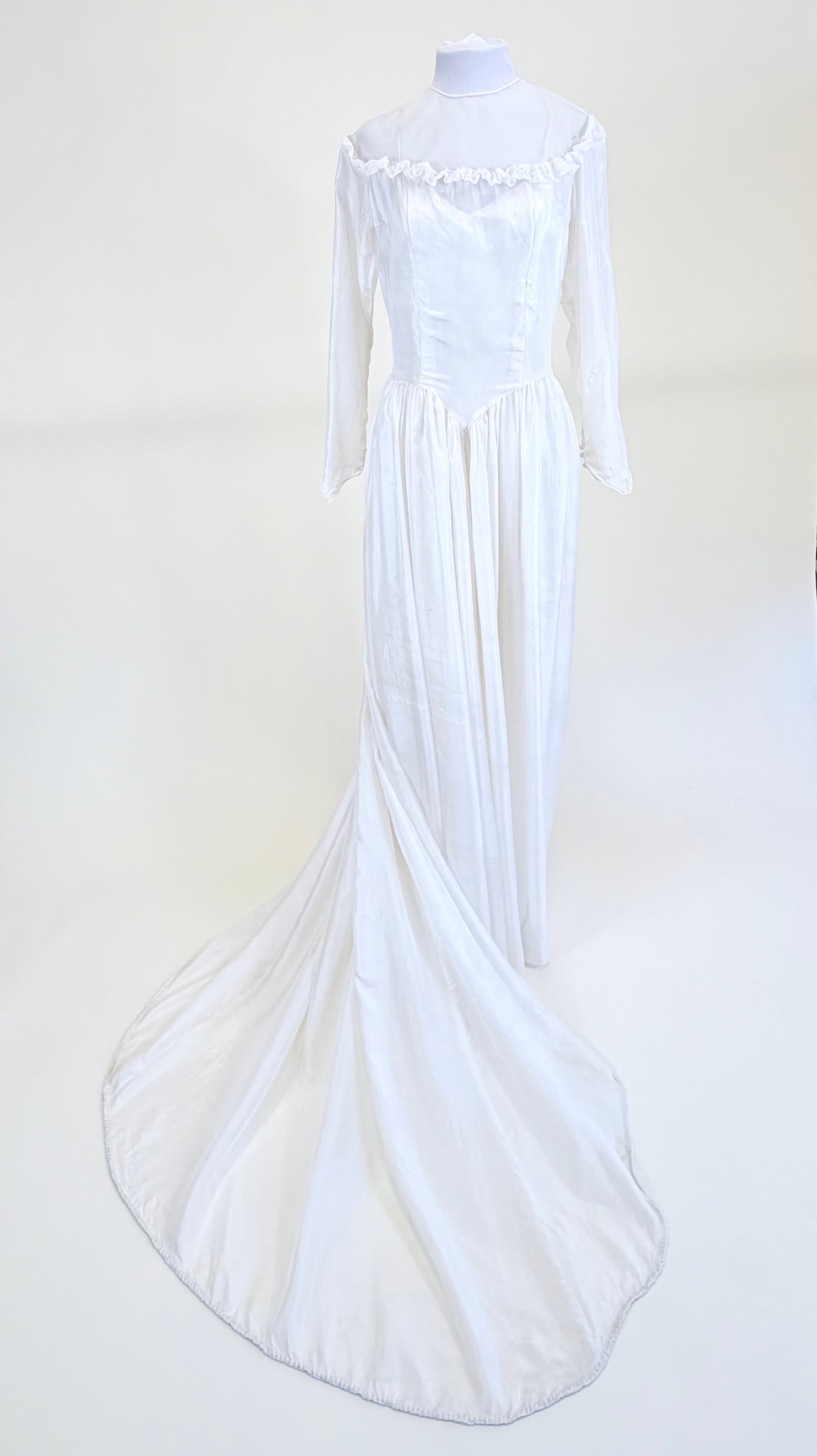 VINTAGE LATE 1930s CHINA SILK WEDDING GOWN (1 of 8)