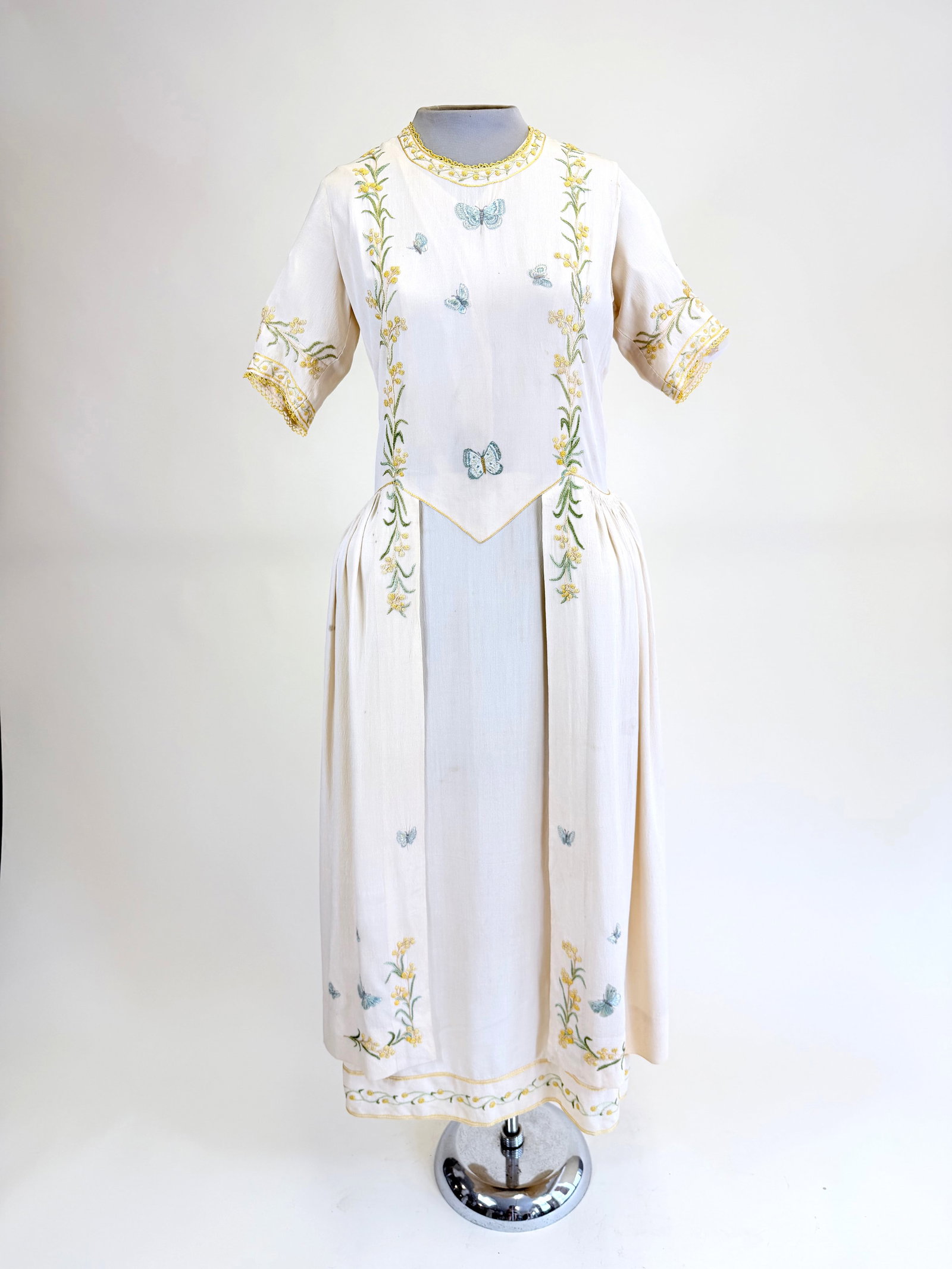 LOVELY ANTIQUE EARLY 1920s HAND EMBROIDERED ROBE DE STYLE: B 32", W 30", staining at hem & right hip, see photos