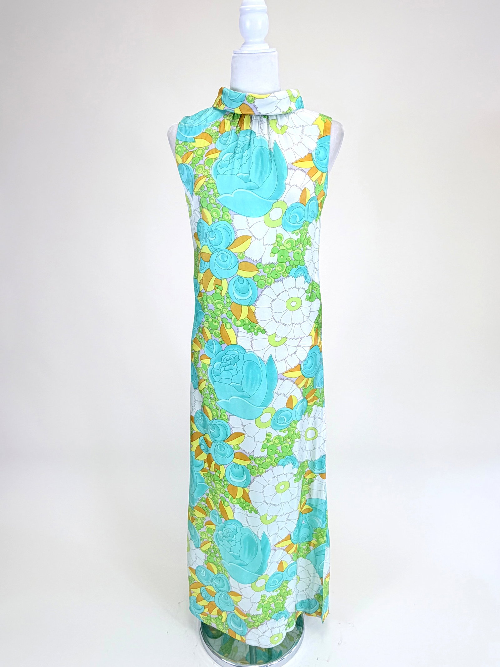 VINTAGE LATE 1960s/70s HOSTESS DRESS: B 35", W 32", good condition