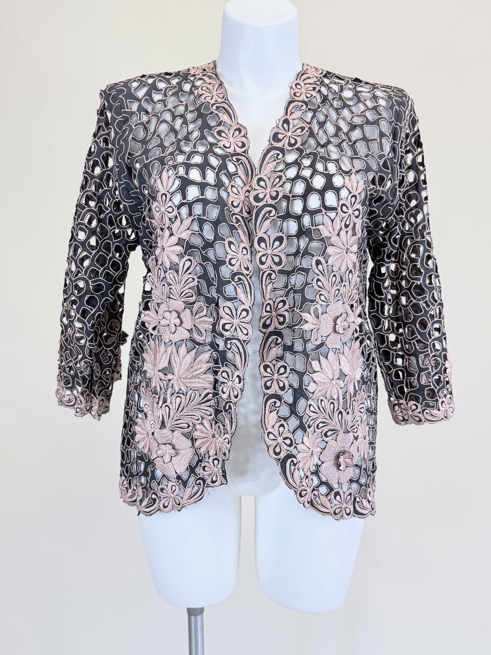 CUTWORK & EMBROIDERED JACKET: SH-SH 19", L 28"