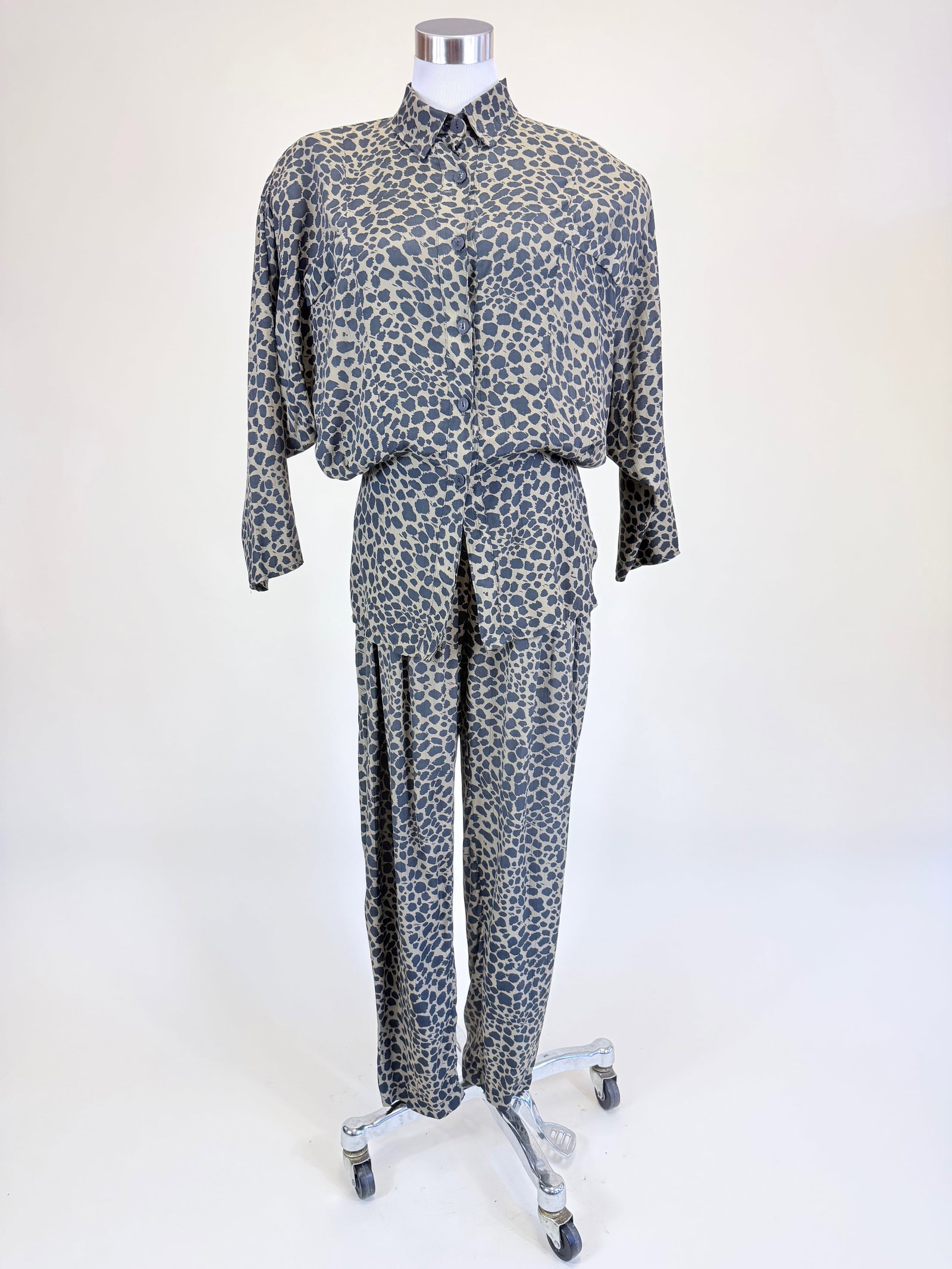 VINTAGE 1980s FRENCH ANIMAL PRINT 2-PIECE SET: Shirt W 40", pant W 26", good condition