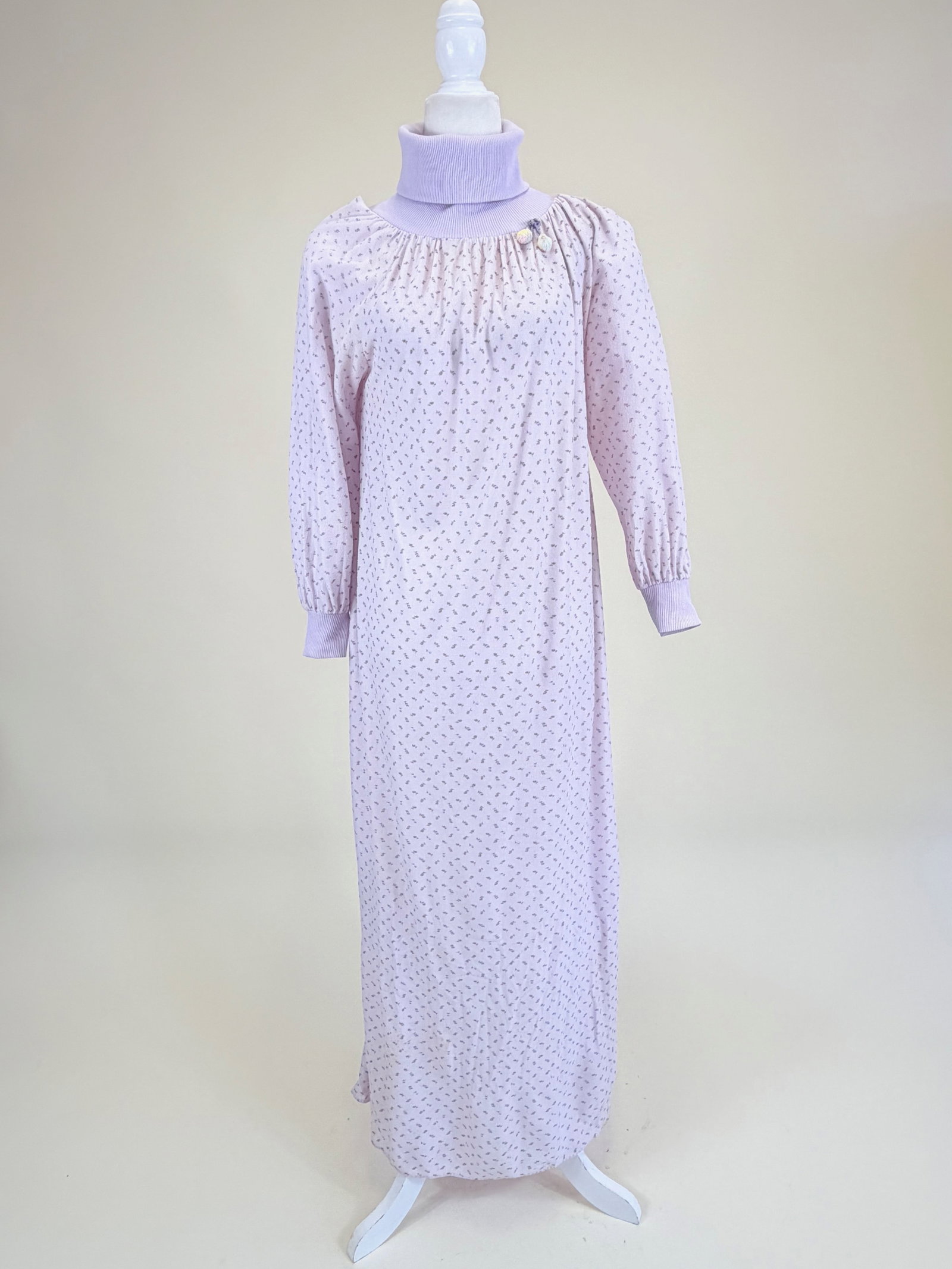 VINTAGE 1970s WINTER HOUSEDRESS: B/W up to 42", some staining/small seam openings around neckline, pilling, see photos