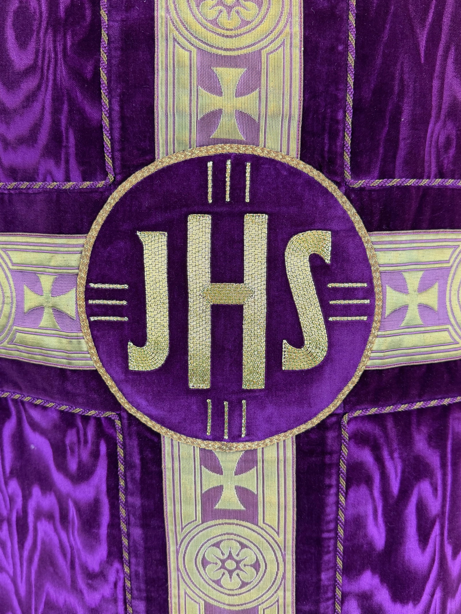 MOIRE PATTERNED VELVET CATHOLIC PRIEST COAT - 3
