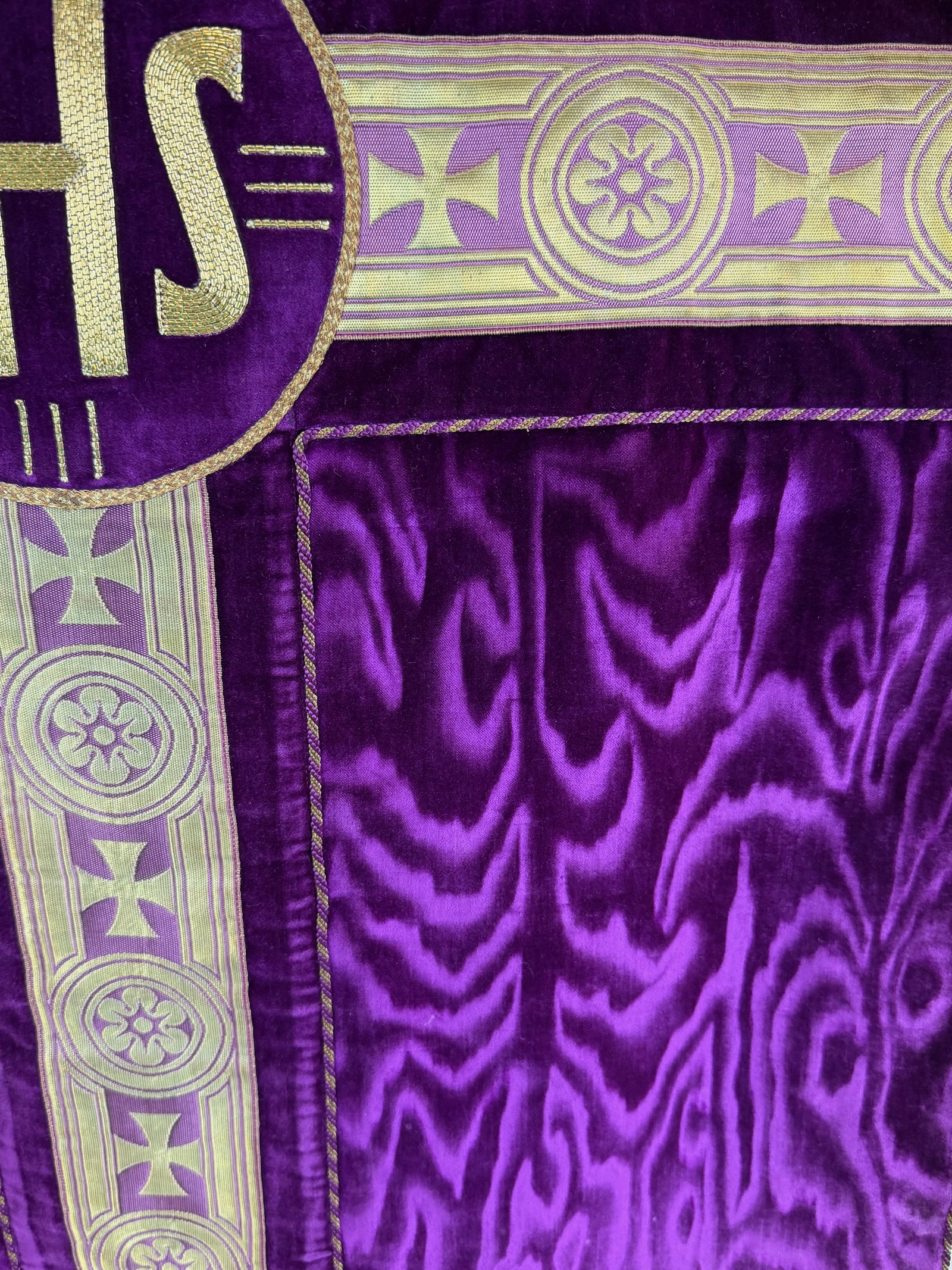 MOIRE PATTERNED VELVET CATHOLIC PRIEST COAT - 4