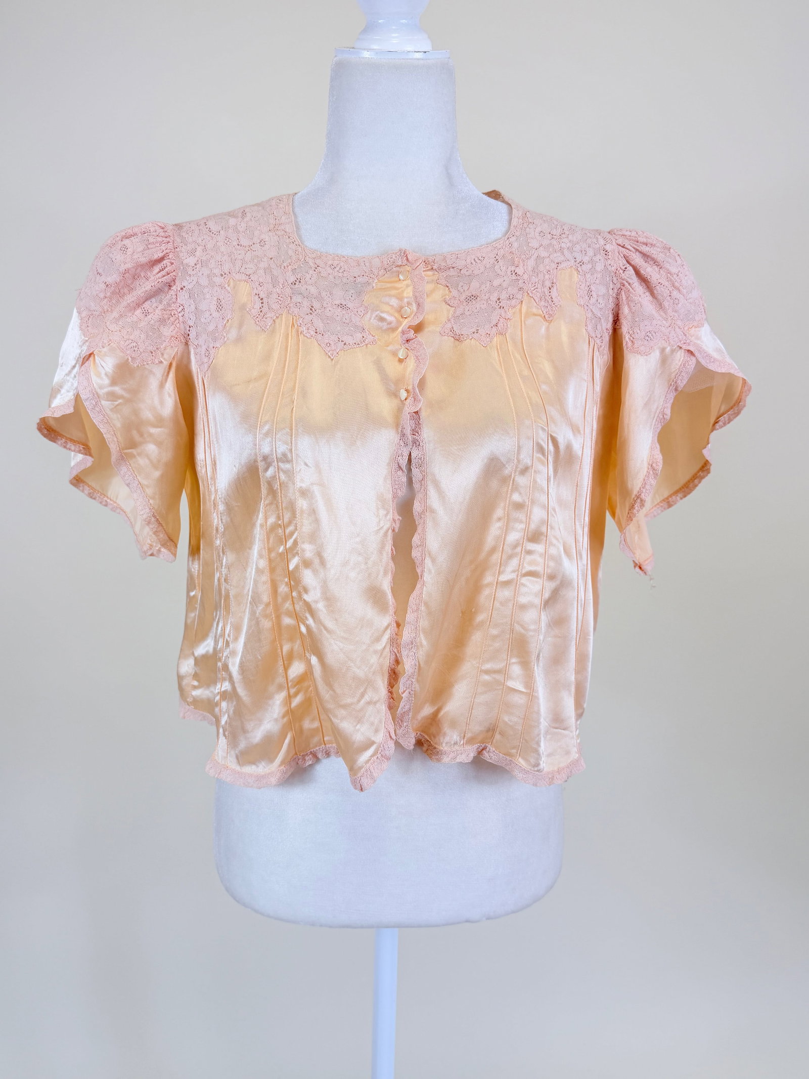 VINTAGE EARLY 1940s SATIN & LACE BEDJACKET: SH-SH 18", L 18", some fraying to lace, light stains, see photos
