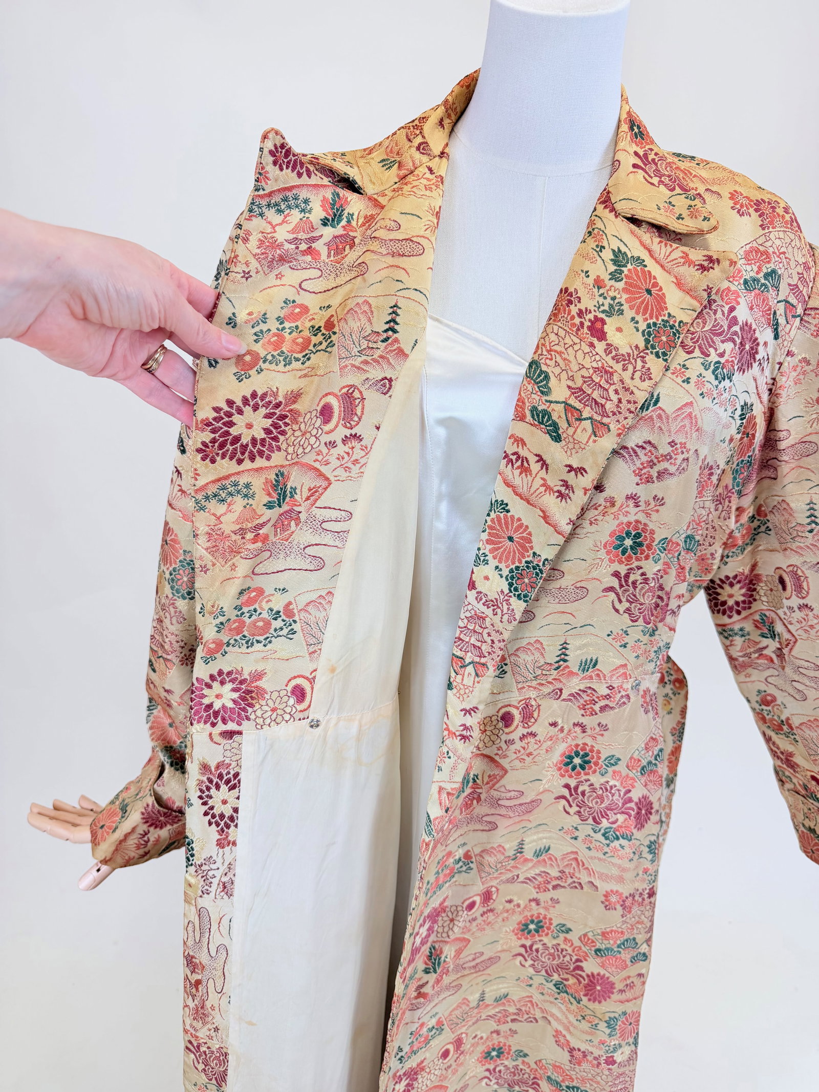 PATTERNED SILK JAPANESE EXPORT ROBE, 1950s - 7