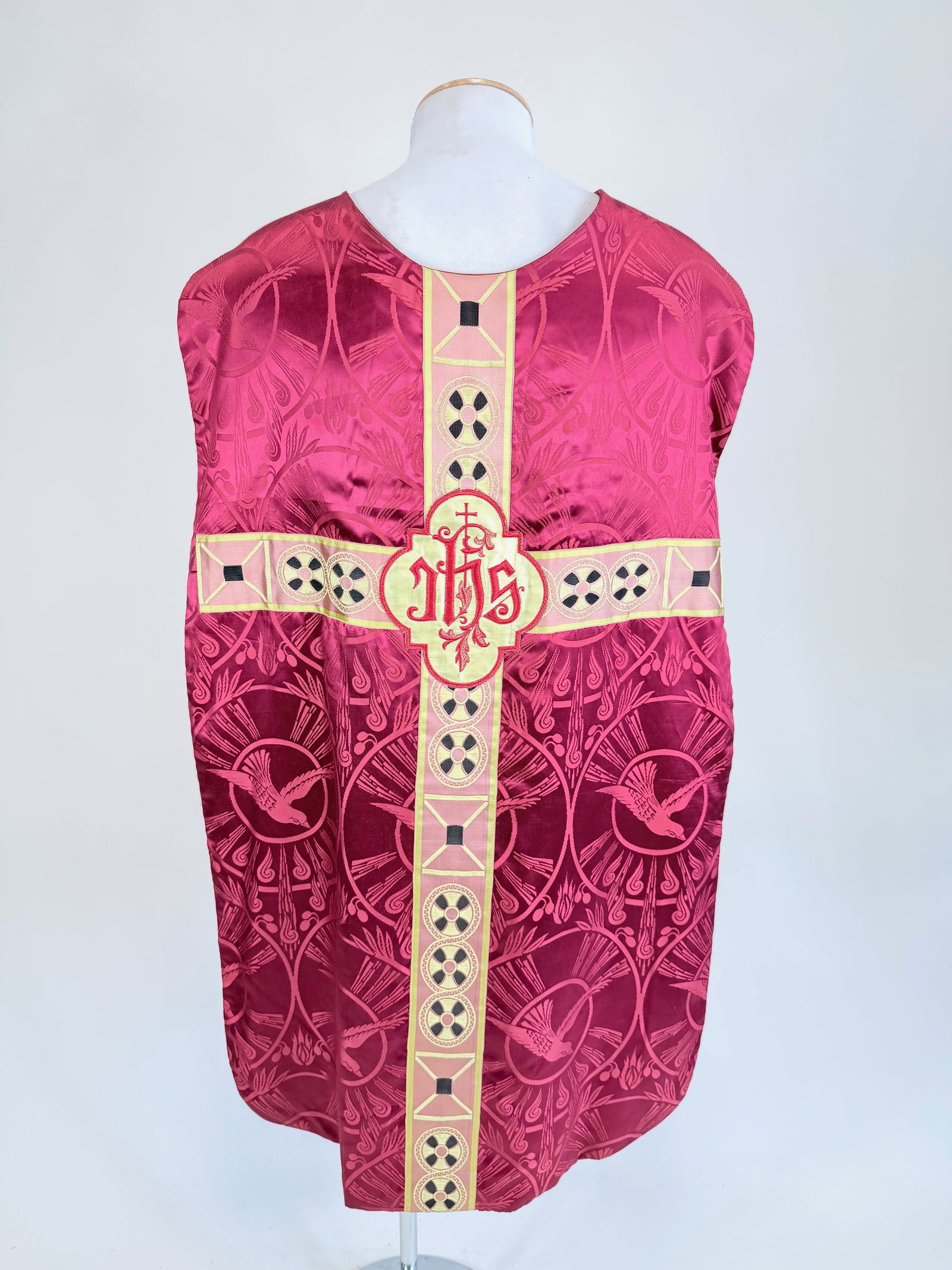 RED PATTERNED SILK PRIEST'S CHASUBLE, 2000s - 2