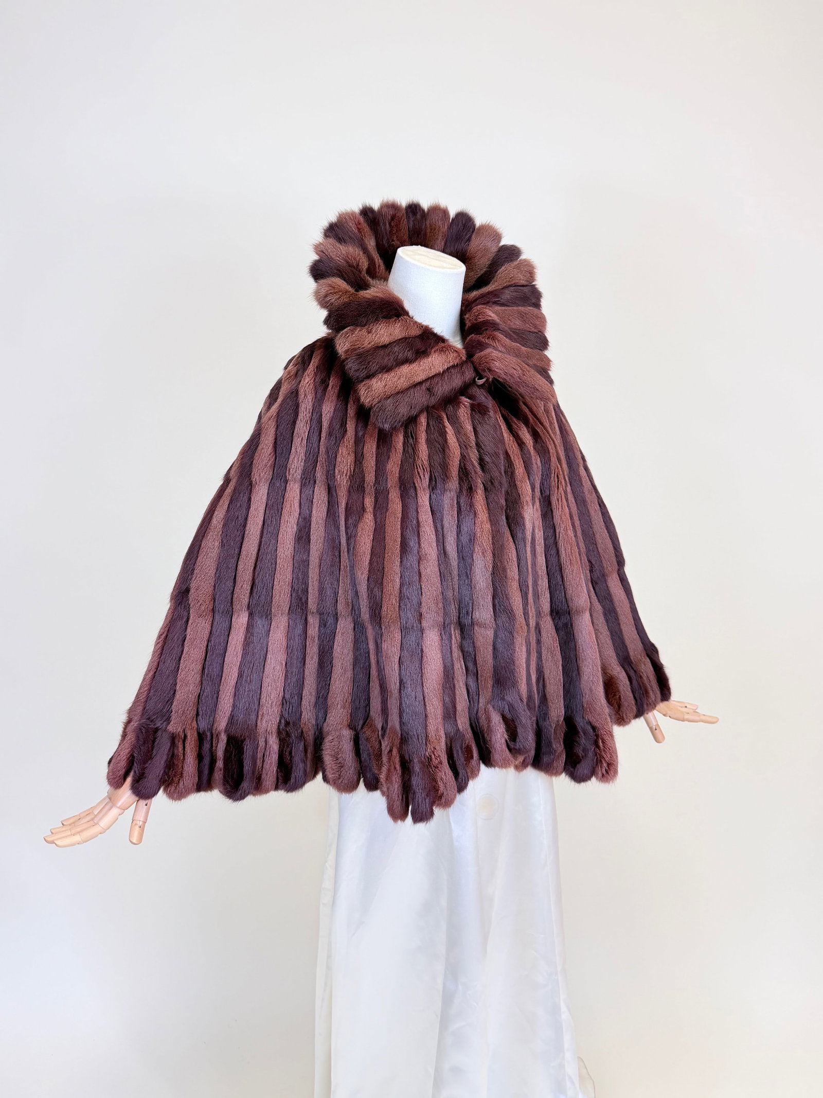 DRAMATIC TWO-TONE RABBIT CAPELET, MID 20TH C - 2
