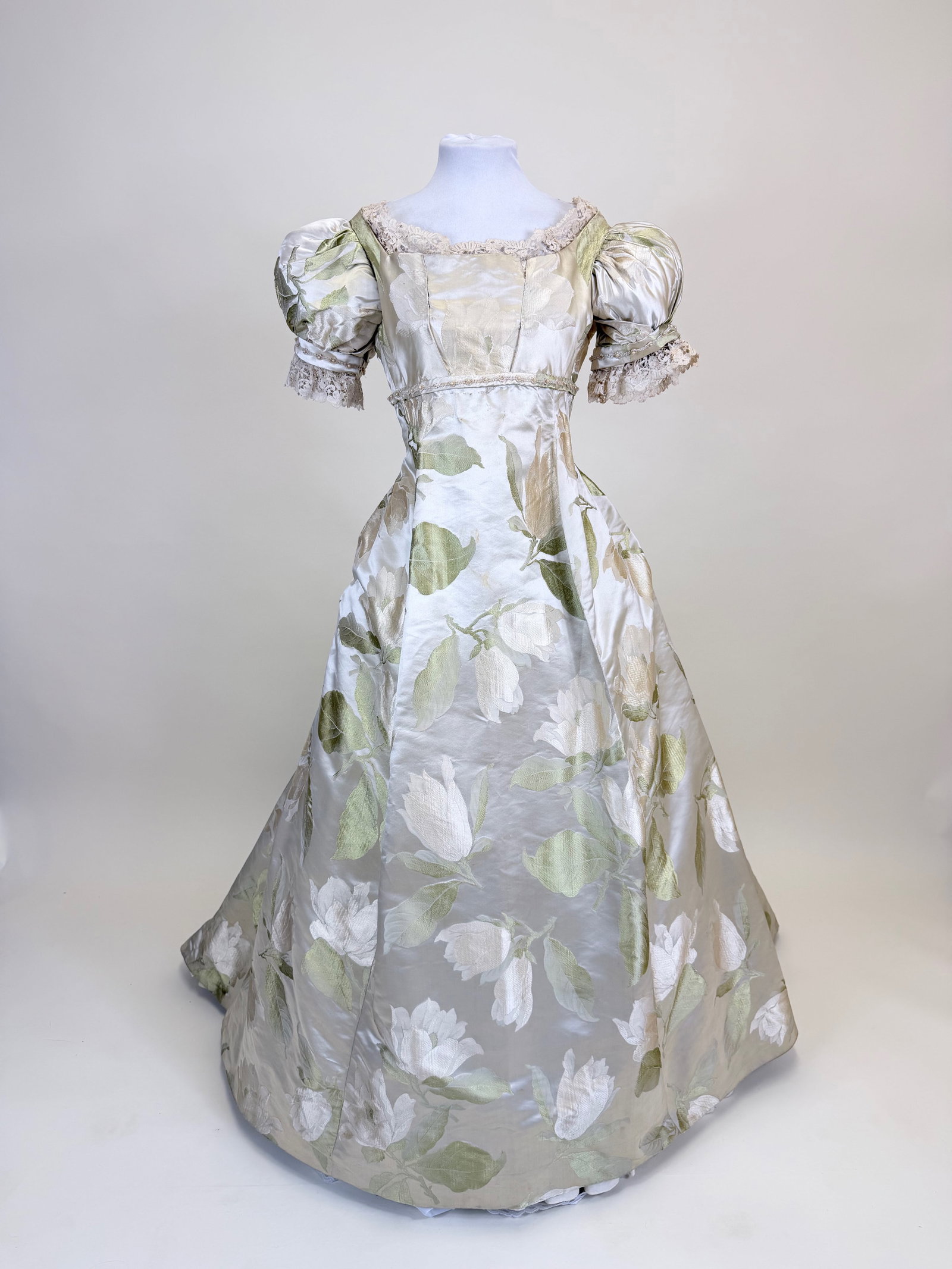 PATTERNED SILK FANCY DRESS EVENING GOWN, CHICAGO, LATE 1890s - 2