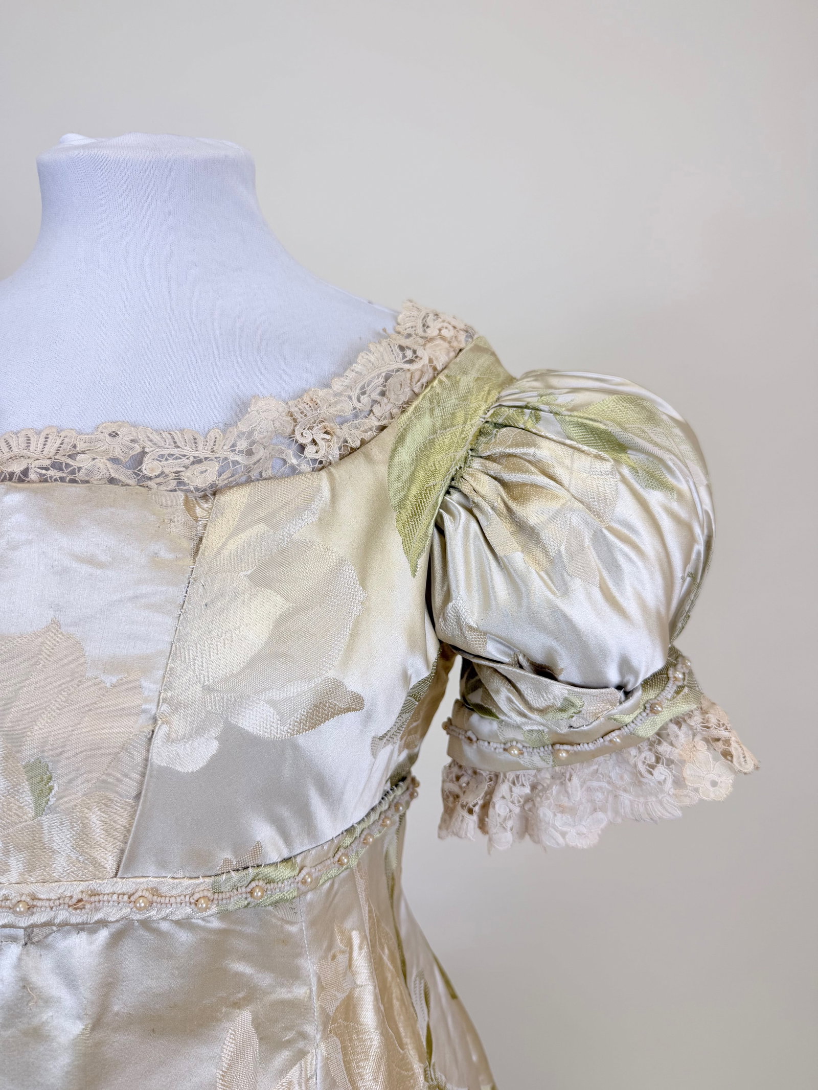 PATTERNED SILK FANCY DRESS EVENING GOWN, CHICAGO, LATE 1890s - 7