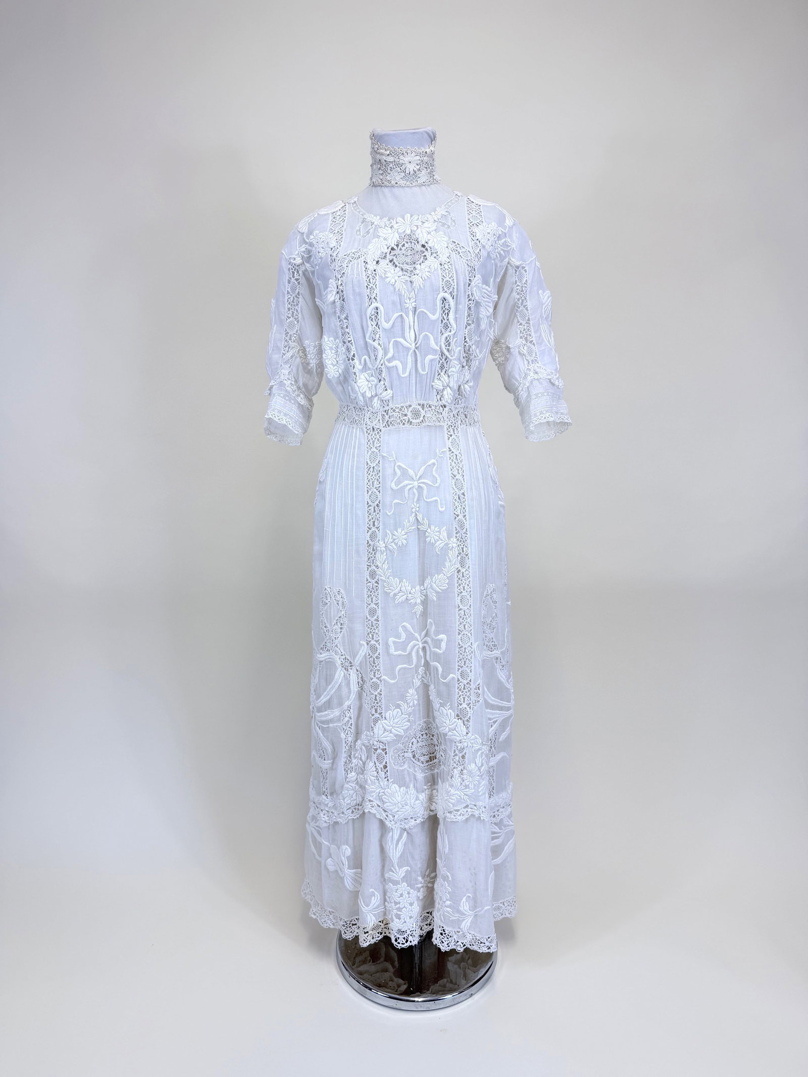 ANTIQUE EMBROIDERED COTTON MULL & HANDMADE LACE LINGERIE GOWN, 1908 (1 of 12)