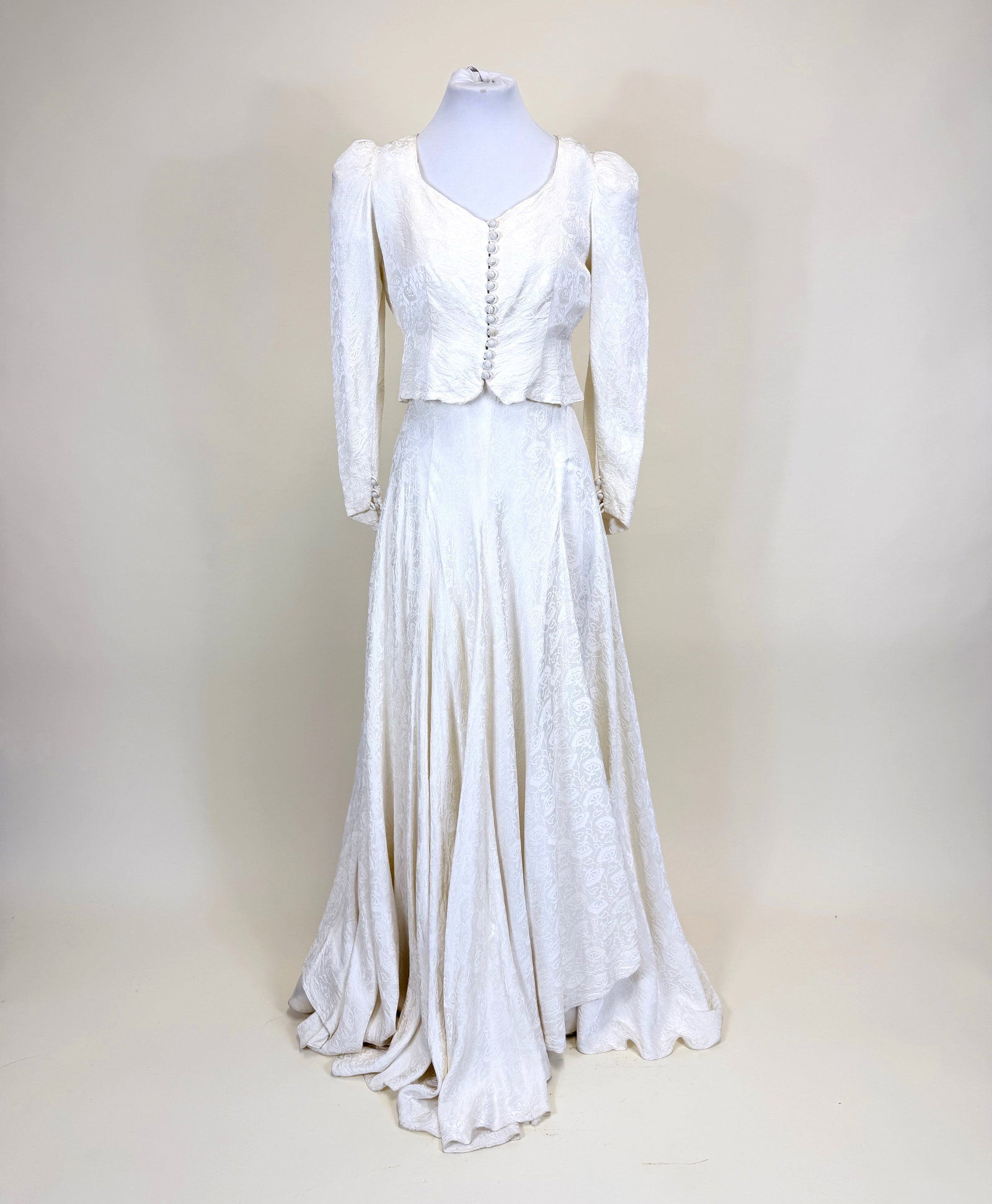IVORY PATTERNED SILK EVENING GOWN & MATCHING JACKET, c. 1940: Jacket SH-SH 17", L 15.5", dress B 35", W 26", light staining to jacket, see photos. Provenance: From the M. Estella Sprague Costume Collection