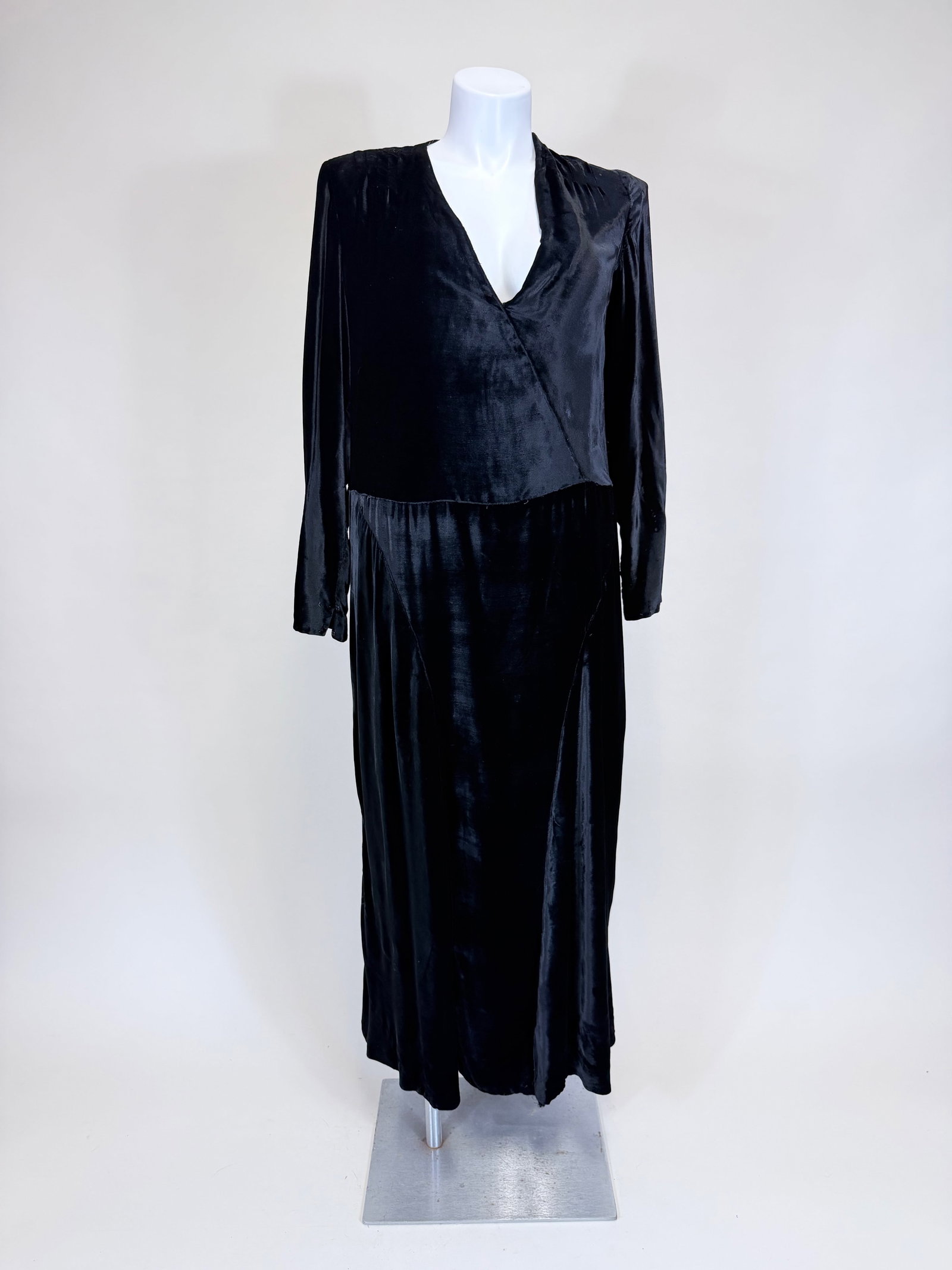 RARE LARGE SIZE BLACK PANNE SILK VELVET EVENING DRESS, EARLY 1920s: B 44", W 40", darned hole to left sleeve, neckline modified, light crushing, see photos. Provenance: From the M. Estella Sprague Costume Collection