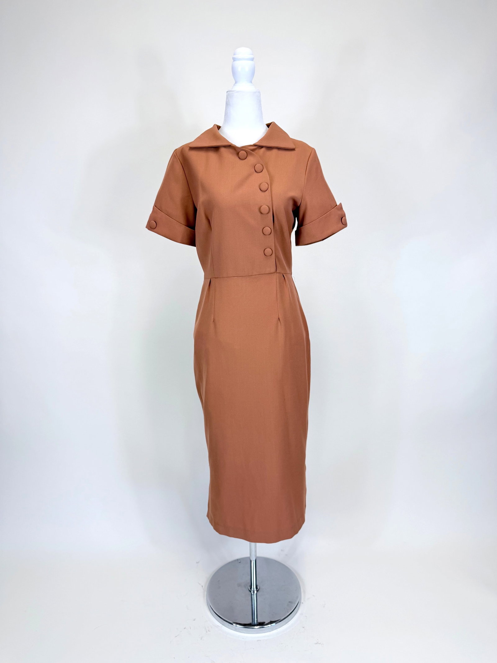 BROWN BETTIE PAGE SHEATH DRESS, 1950s: B 36", W 28", pulls, good condition, see photos