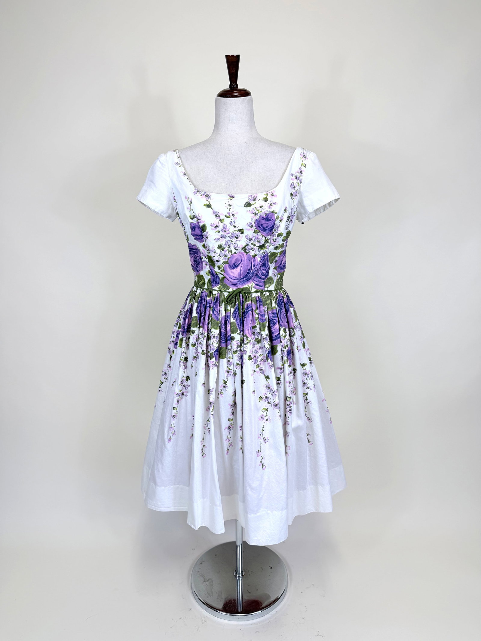 FLORAL PRINTED COTTON SATEEN PARTY DRESS, 1950s: B 38", W 24", good condition, see photos