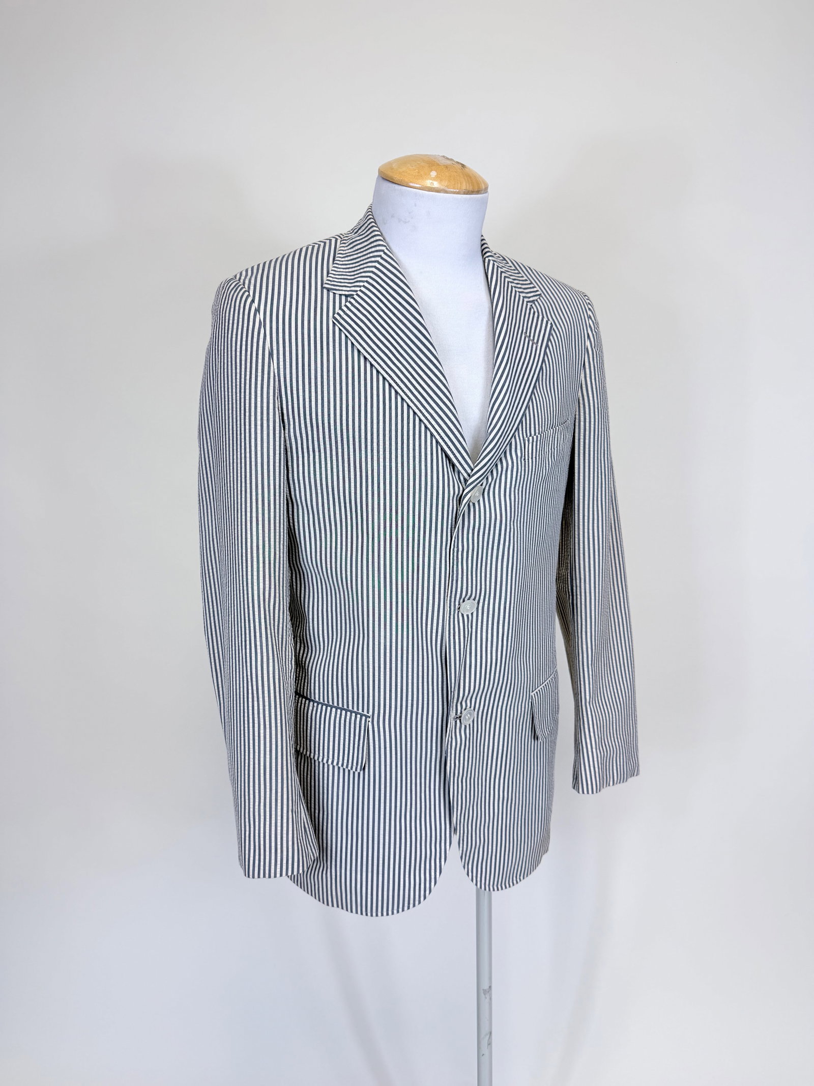 SEERSUCKER MEN'S SUMMER JACKET, 1970s: CH 40", W 38", good condition, see photos. Provenance: From the M. Estella Sprague Costume Collection