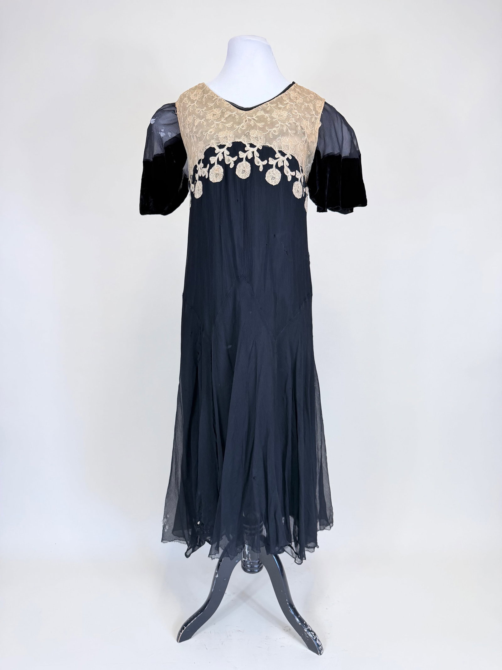 EMBROIDERED SILK CREPE PARTY DRESS, 1920s (1 of 7)