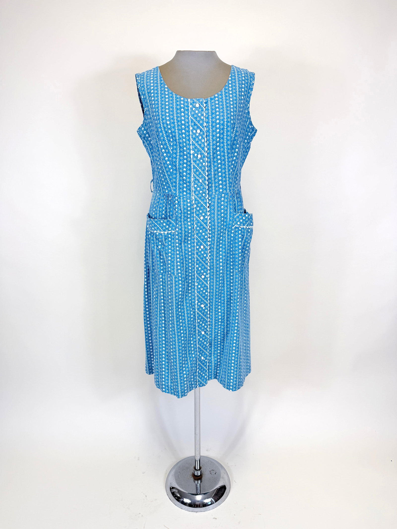 PRINTED COTTON HOUSE DRESS, 1960s: B 38", W 32", good condition.
