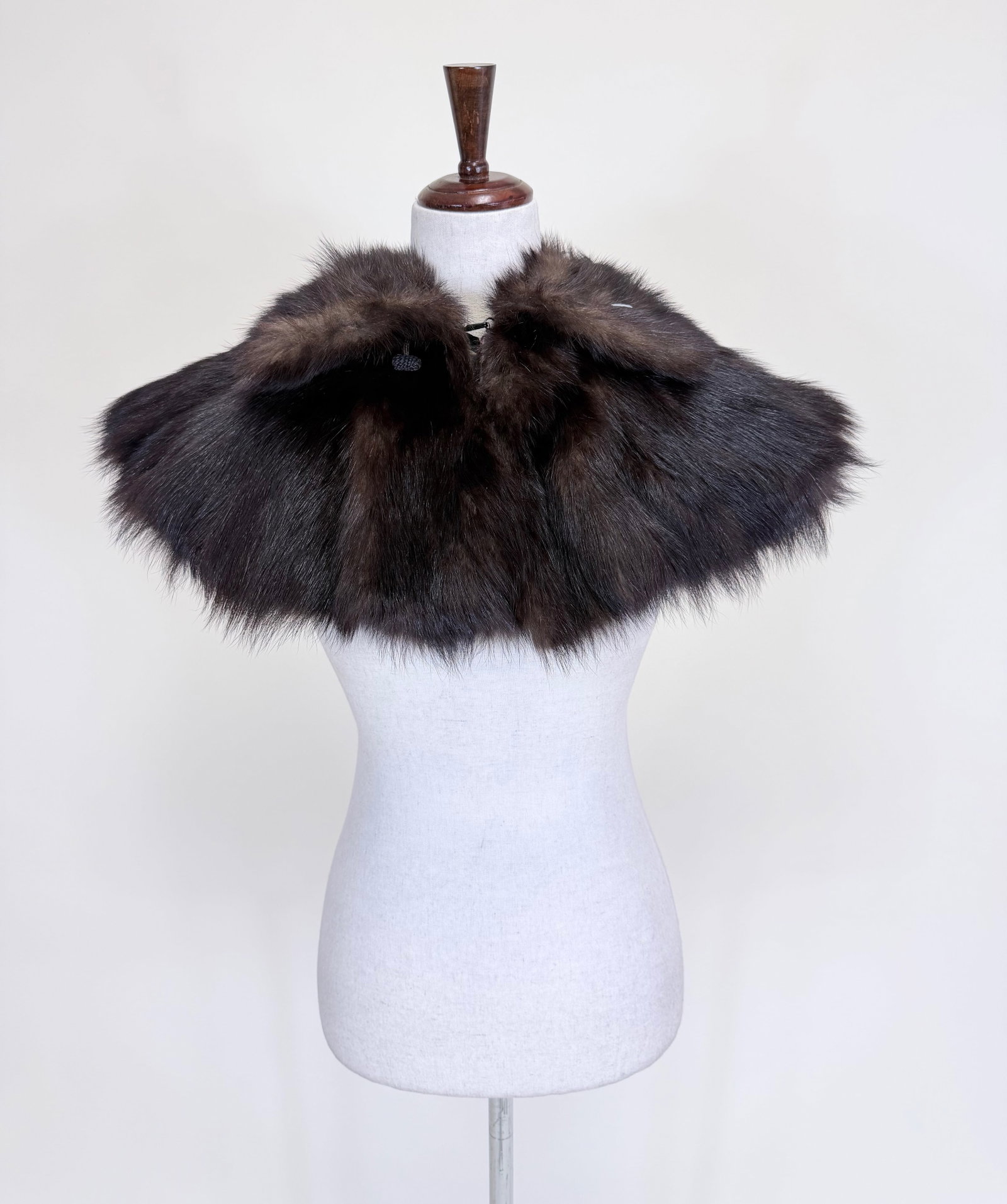 ANTIQUE FUR CAPELET, 1913: Damage to lining, see photos. Provenance: From the M. Estella Sprague Costume Collection