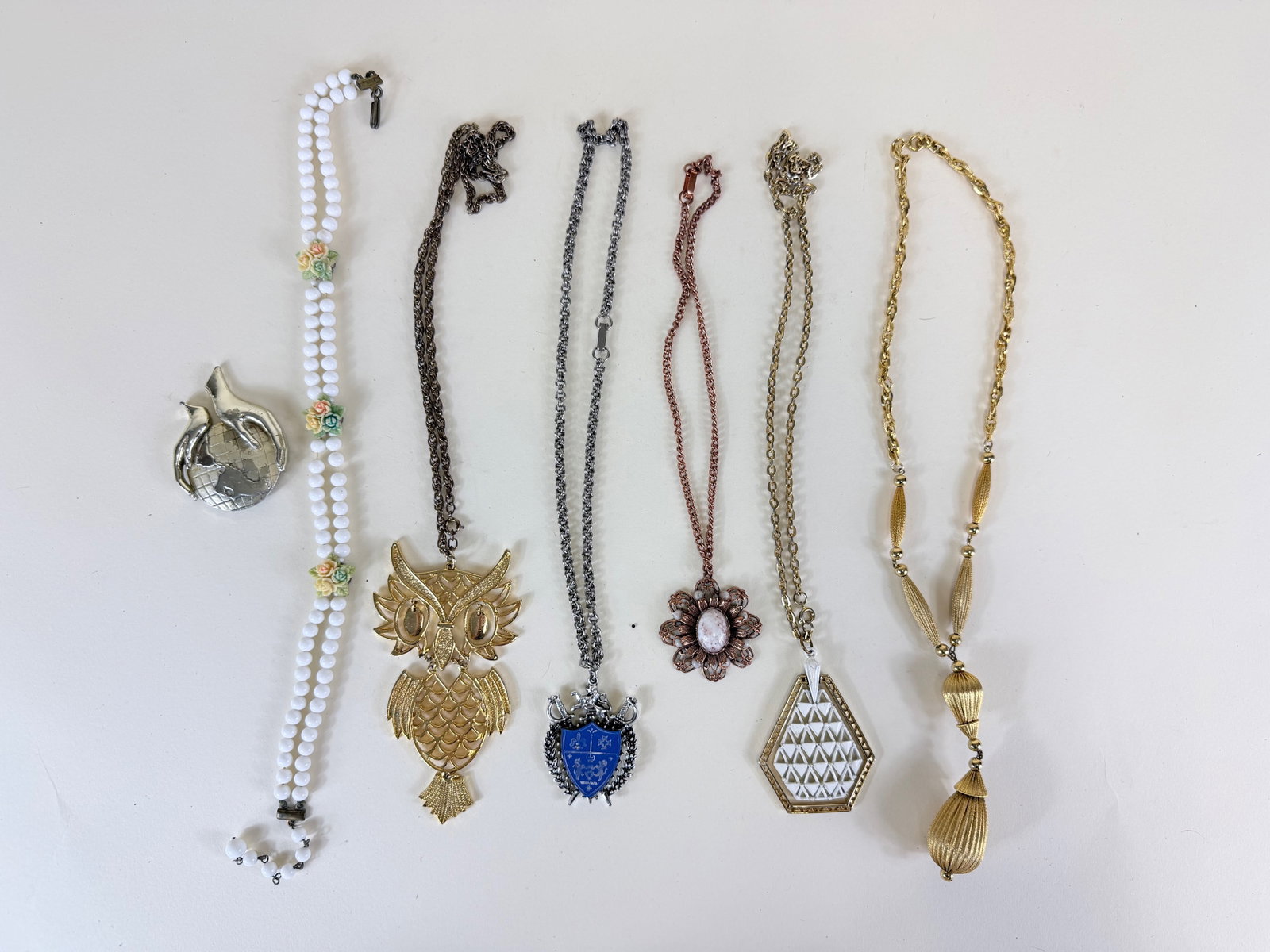 LARGE LOT OF VINTAGE COSTUME JEWELRY (1 of 4)