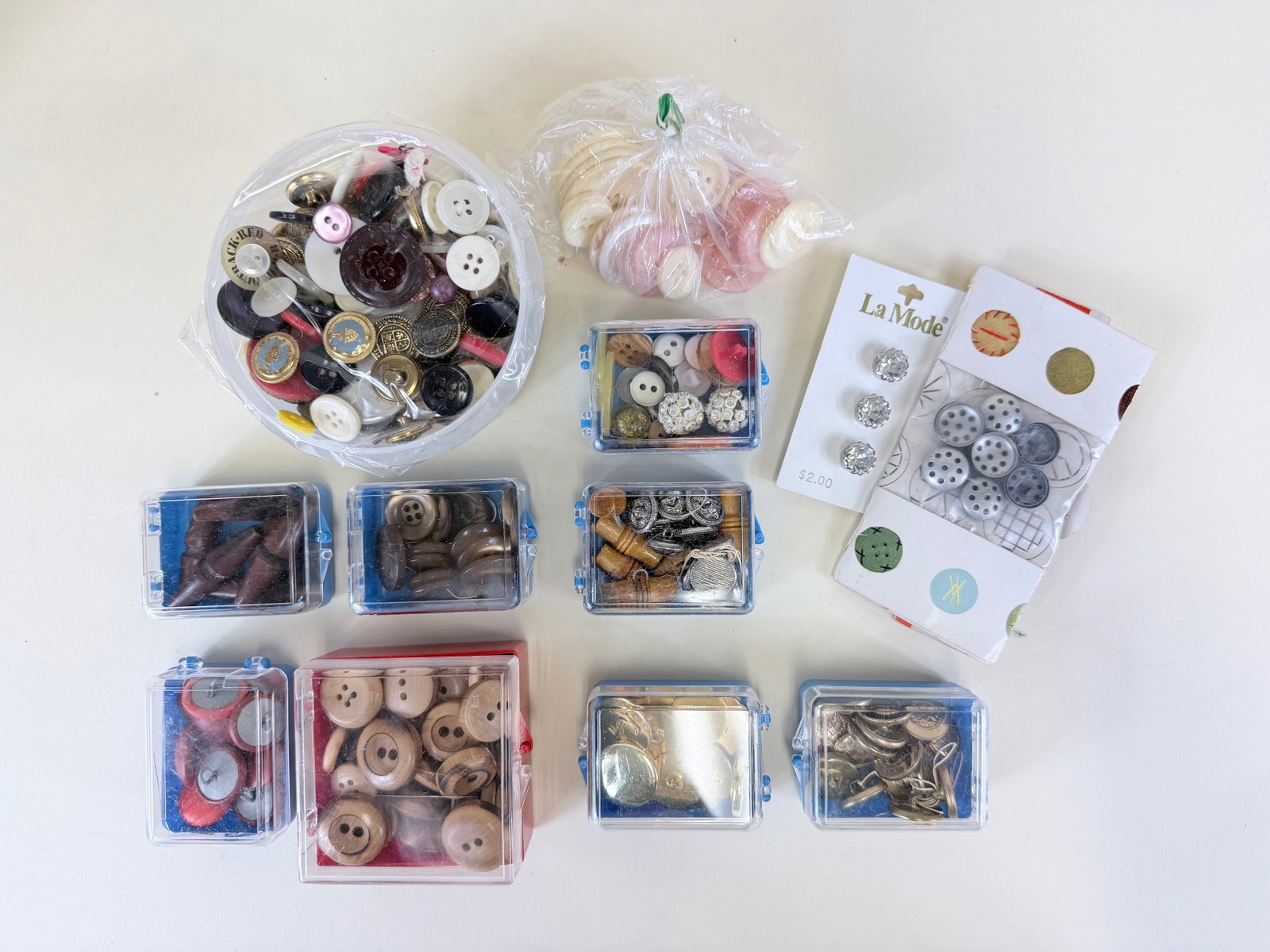 LARGE LOT OF BUTTONS, 20TH C (1 of 3)
