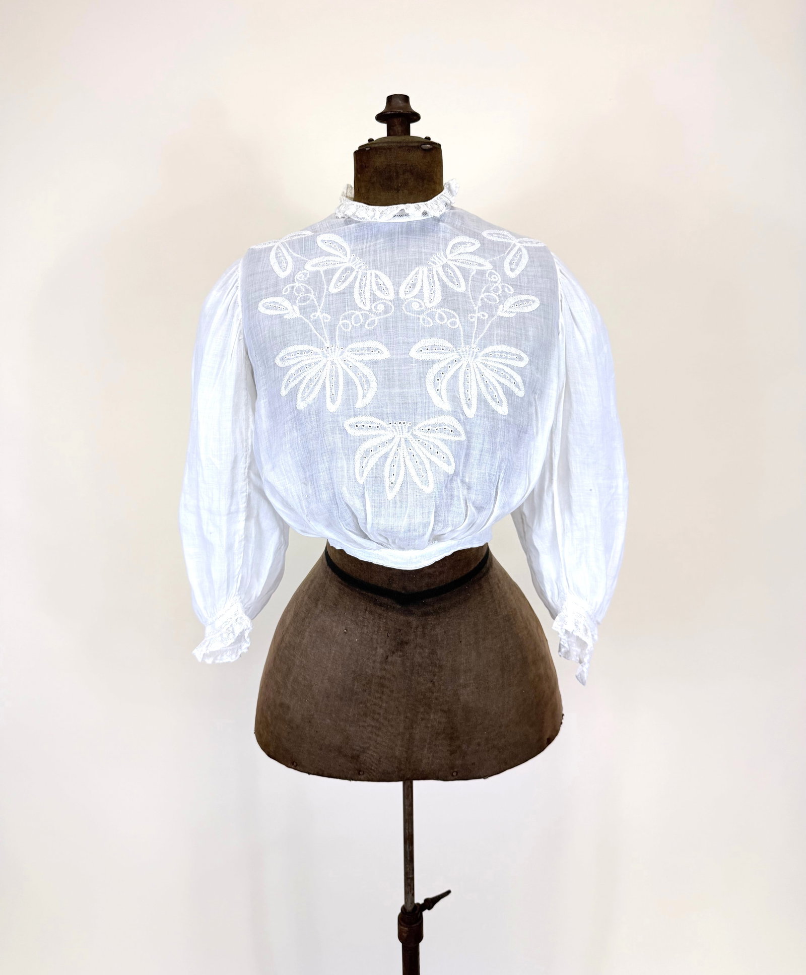 ANTIQUE EMBROIDERED & APPLIQUE COTTON MULL SHIRTWAIST, 1900-1908: B 38", W 20", few small scattered holes/stains, tears & separation to the lace top, see photos.