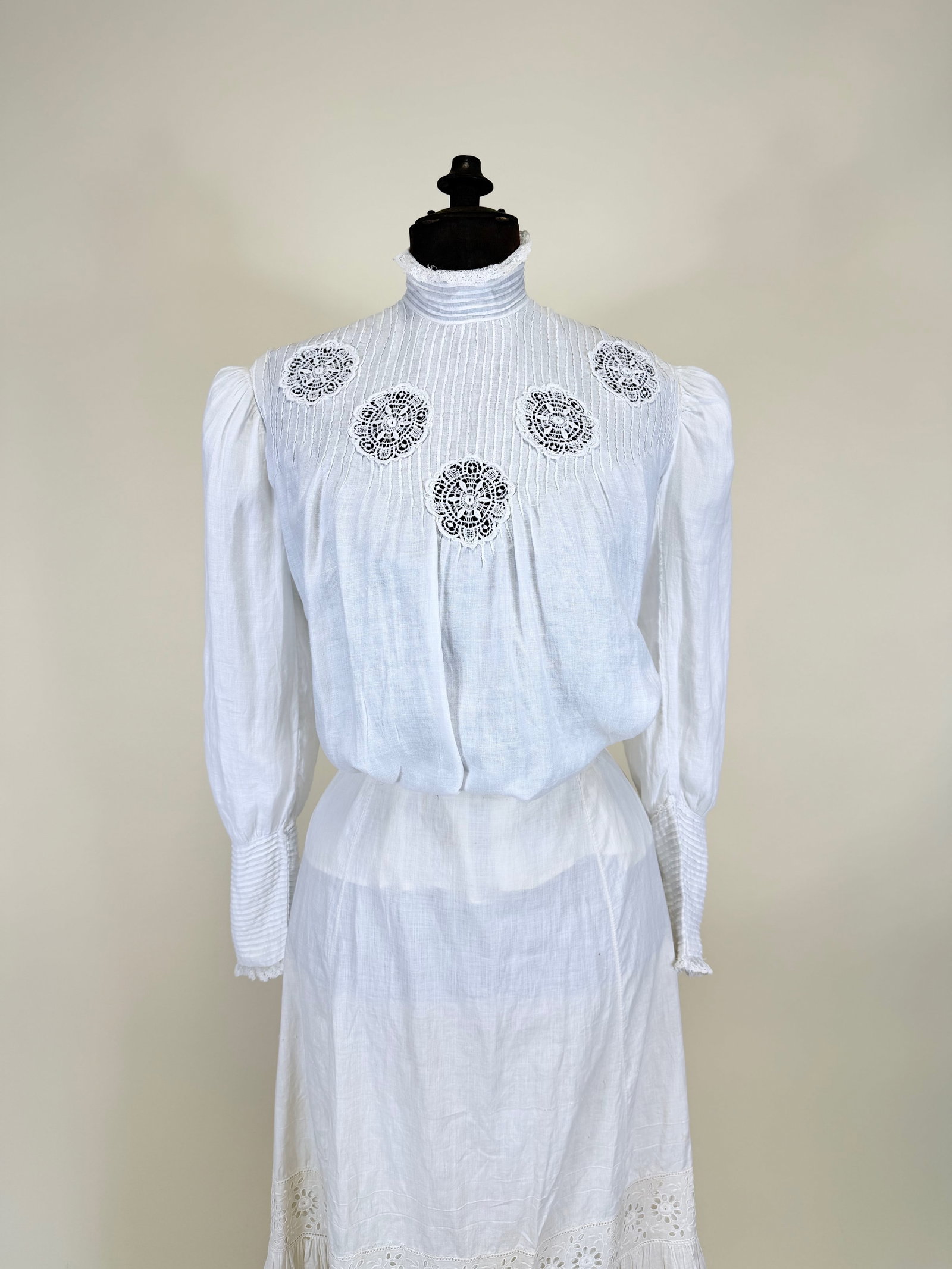 ANTIQUE TUCKED LINEN SHIRTWAIST W/ CHEMICAL LACE INSERTIONS, 1905-1910 (1 of 10)