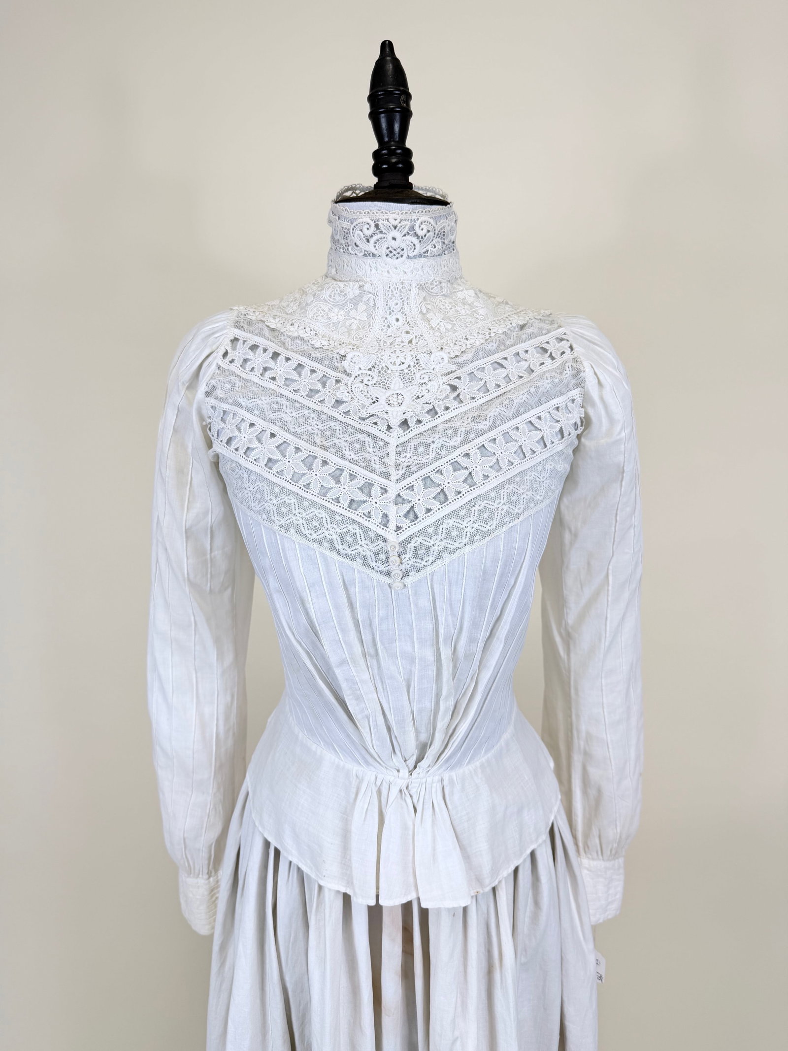 ANTIQUE COTTON MULL MONOBOSOM SHIRTWAIST, 1905: B 35", W 22", holes along back closure, discoloration, see photos.
