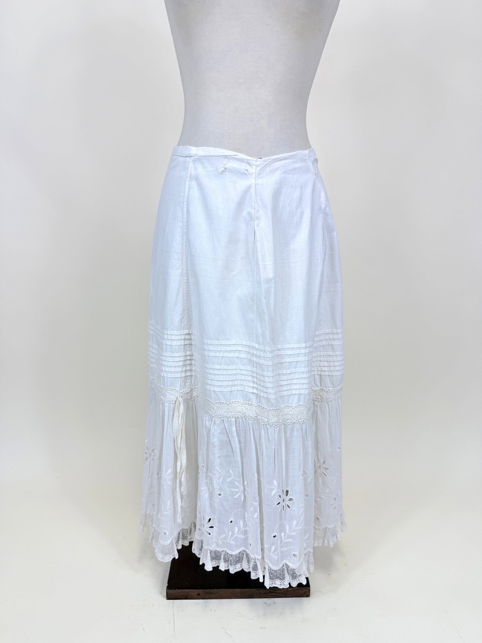 ANTIQUE EMBROIDERED COTTON PETTICOAT, EARLY 20TH C (1 of 6)
